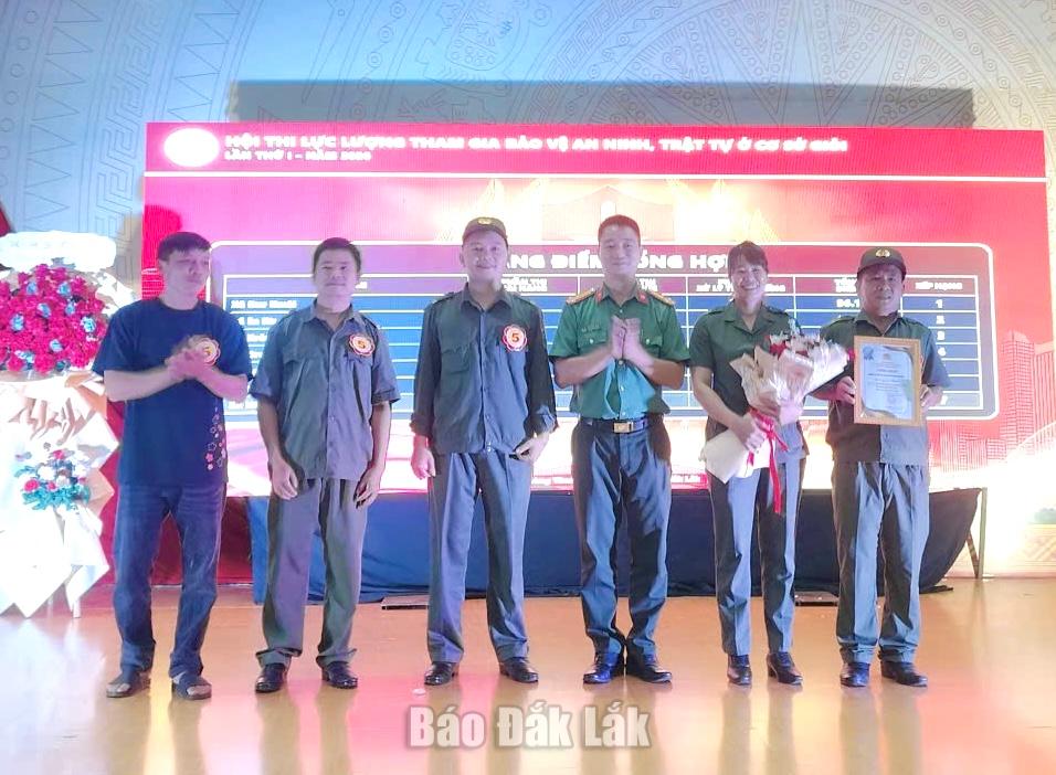 Ban tổ chức trao giải Nhất cho đội thi xã Dur Kmăl.