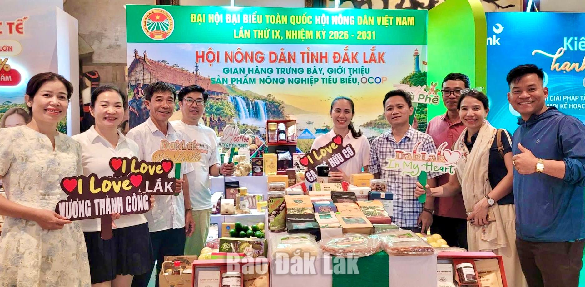 Trưng bày hơn 120 sản phẩm OCOP tiêu biểu của Đắk Lắk tại Đại hội Hội Nông dân Việt Nam 2 Các đại biểu của tỉnh Đắk Lắk dự
