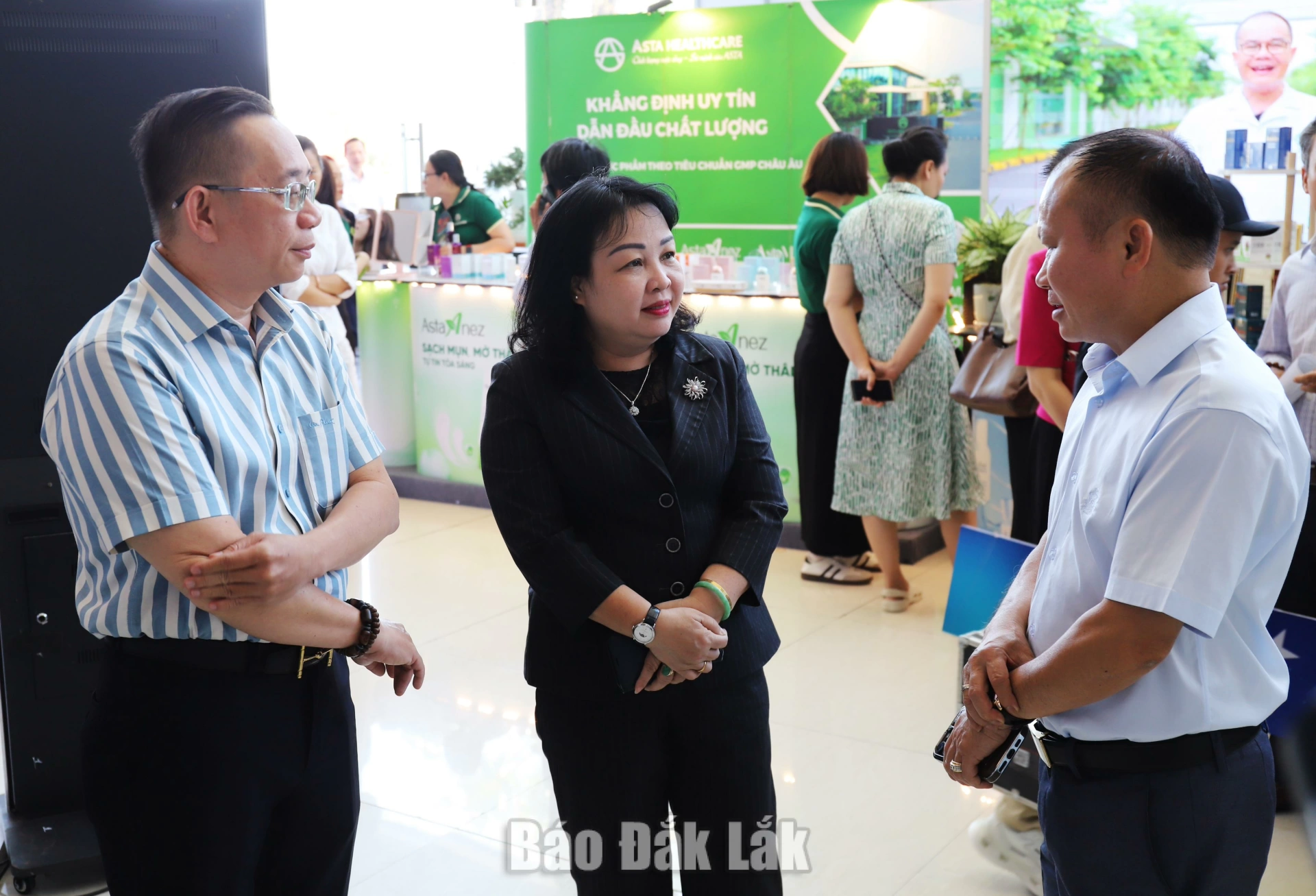 Trong khuôn khổ Hội thảo, Ủy viên Trung ương Đảng, Phó Bí thư Thường trực Tỉnh ủy, Chủ tịch HĐND tỉnh Cao Thị Hòa An đã gặp gỡ, trao đổi với các nhà đầu tư.