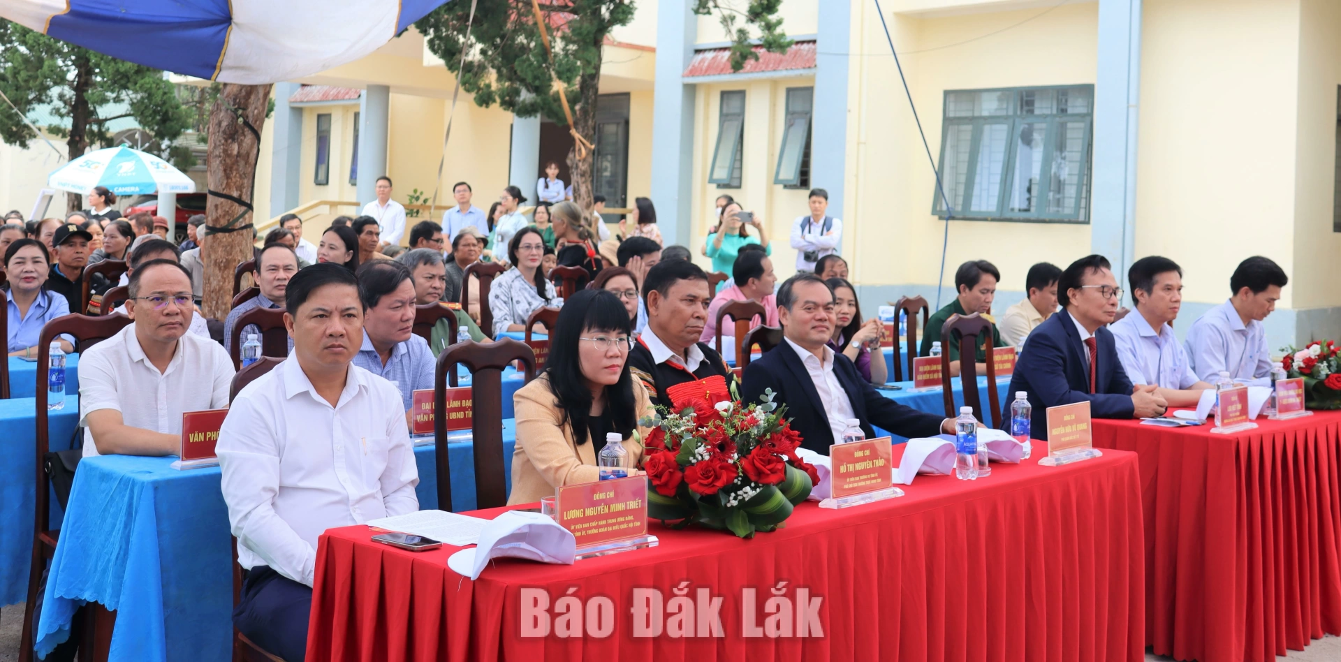 Đại biểu tham dự tại buổi lễ.