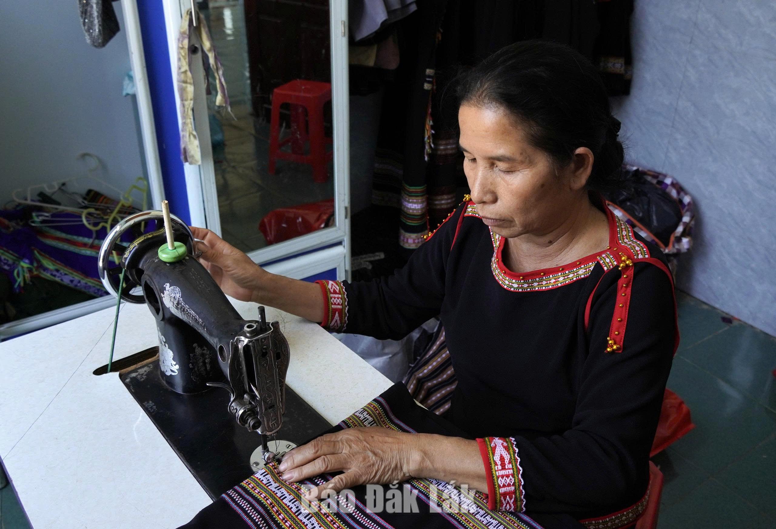 Bà H’Loan Kpơr (buôn Cư Păm, xã Dang Kang) kết hợp thổ cẩm truyền thống với những xu hướng thời trang hiện đại. Ảnh: Khả Lê
 
