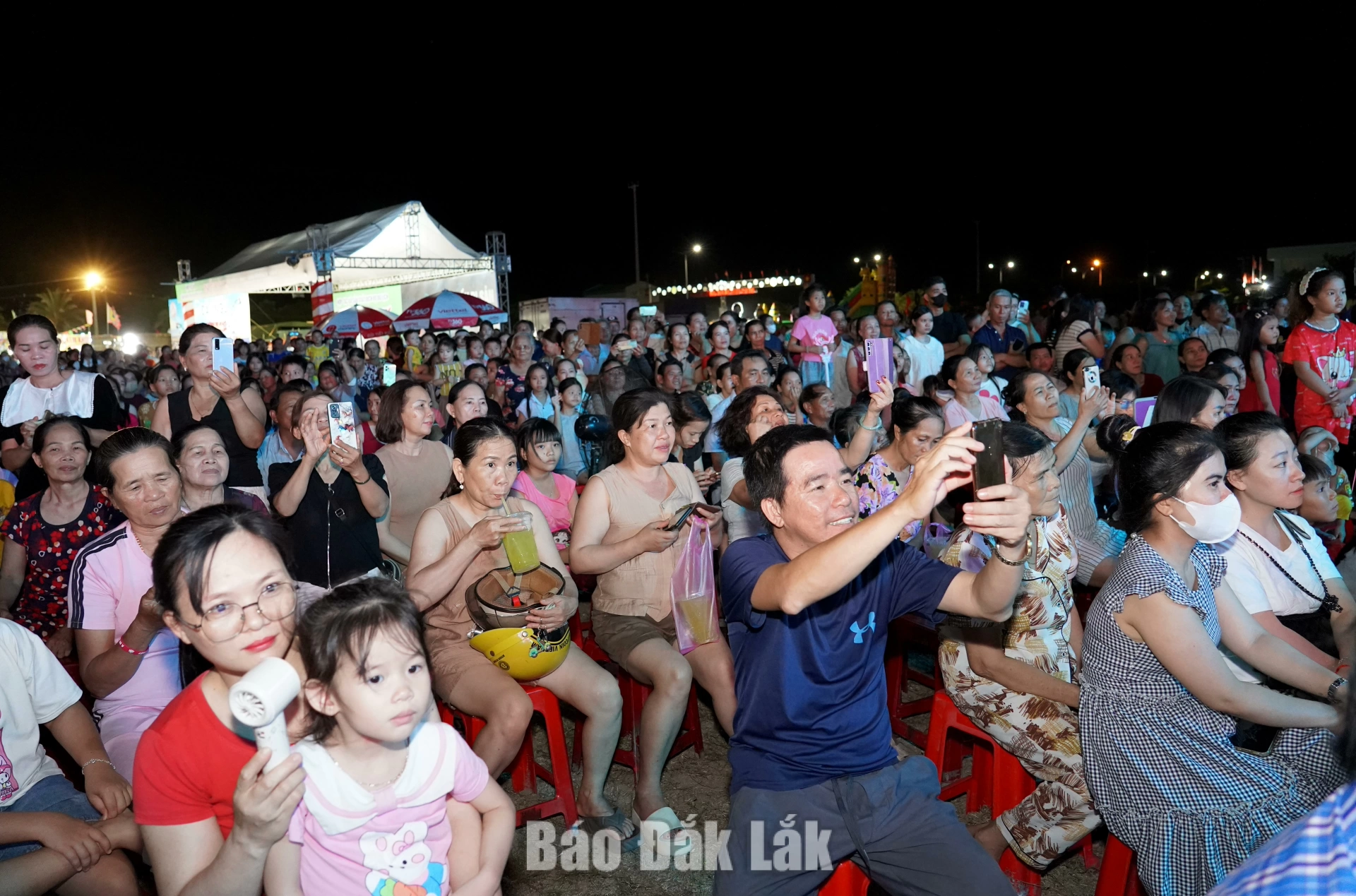 Đông đảo người dân và du khách đến xem chương trình.