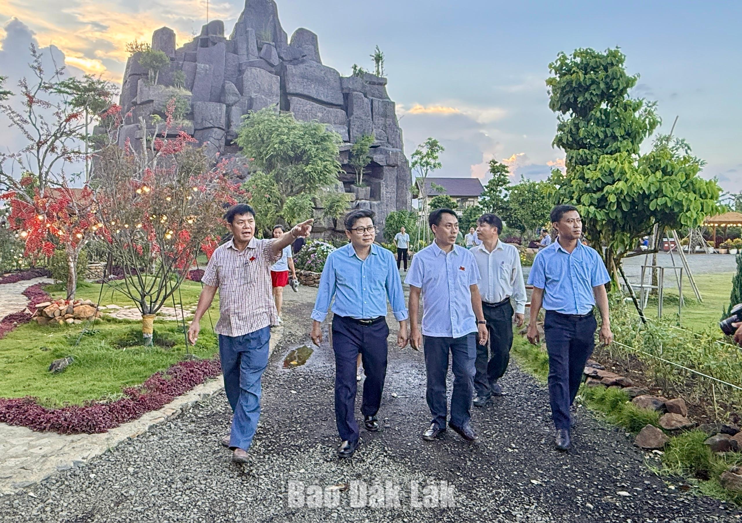 Ban Văn hóa - Xã hội HĐND tỉnh giám sát hoạt động du lịch tại xã Vân Hòa 7 Đoàn giám sát đã khảo sát thực tế tại một khu du lịch trên địa bàn xã.