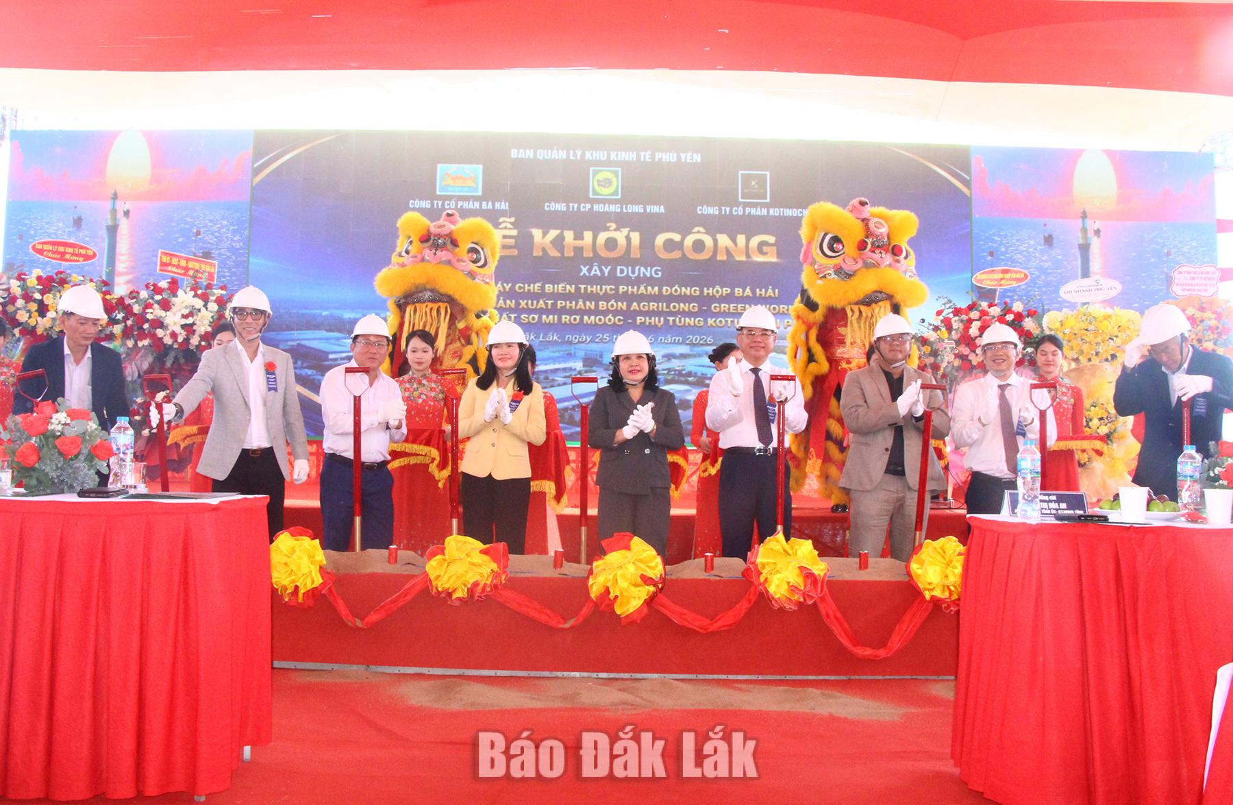 Ủy viên Trung ương Đảng, Phó Bí thư Thường trực Tỉnh ủy, Chủ tịch HĐND tỉnh Cao Thị Hòa An cùng lãnh đạo tỉnh, các đại biểu tham dự thực hiện nghi thức khởi công.