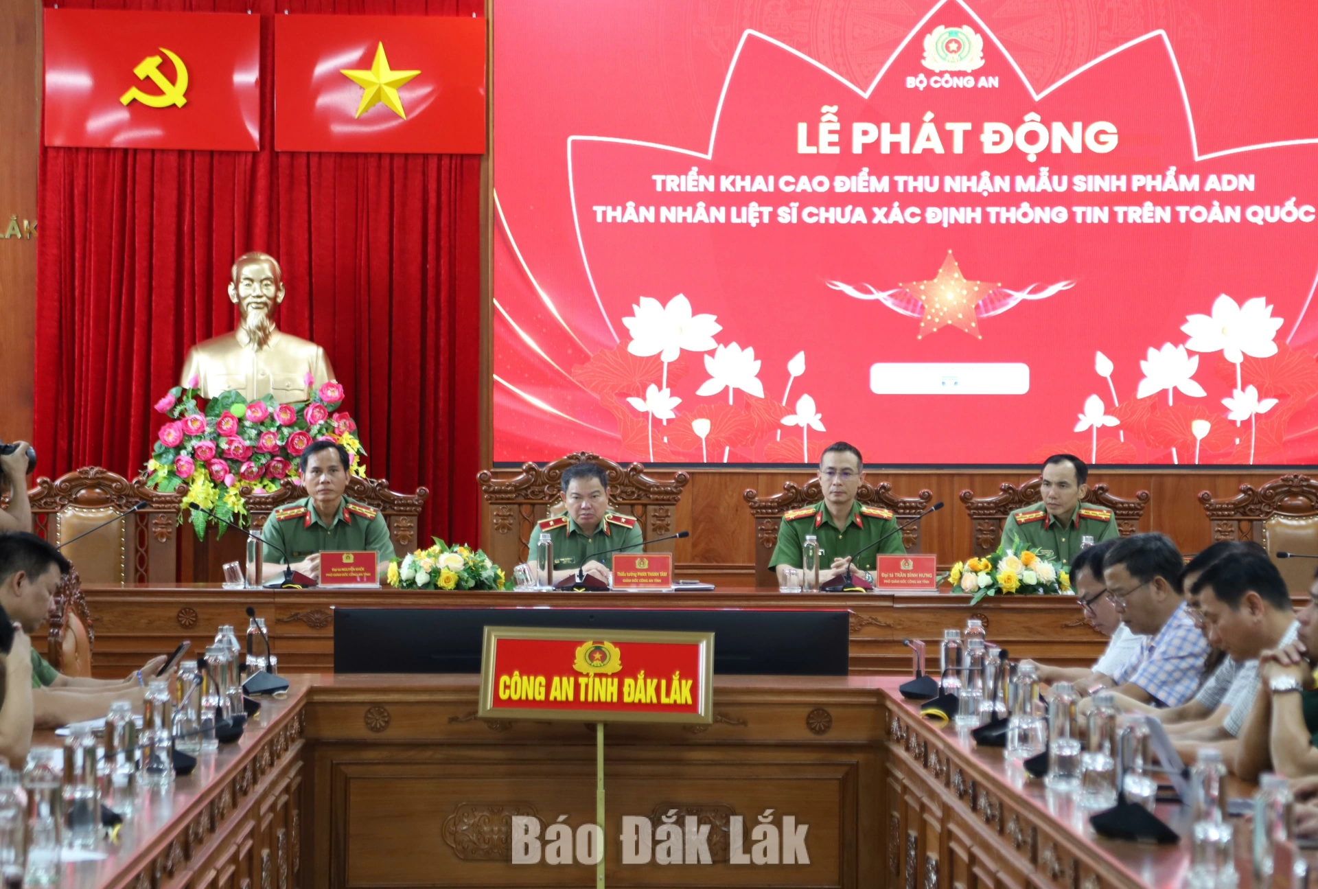 Ban Giám đốc Công an tỉnh chủ trì buổi lễ tại điểm cầu tỉnh Đắk Lắk.