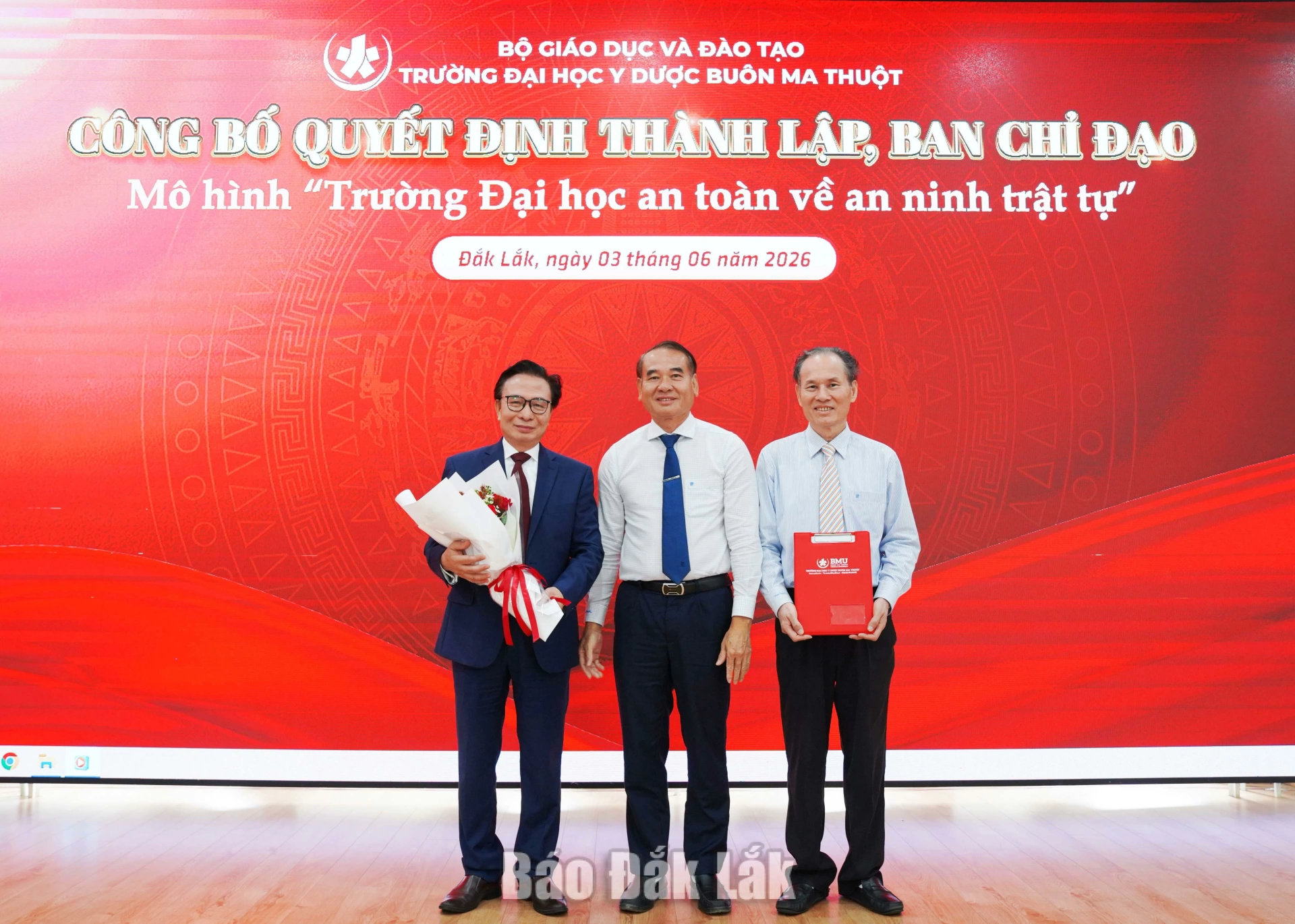 Ra mắt mô hình “Trường đại học an toàn về an ninh trật tự” 3 Ban Chỉ đạo mô hình “Trường Đại học an toàn về an ninh trật tự” tại Trường Đại học Y Dược Buôn Ma Thuột nhận quyết định và ra mắt tại hội nghị.