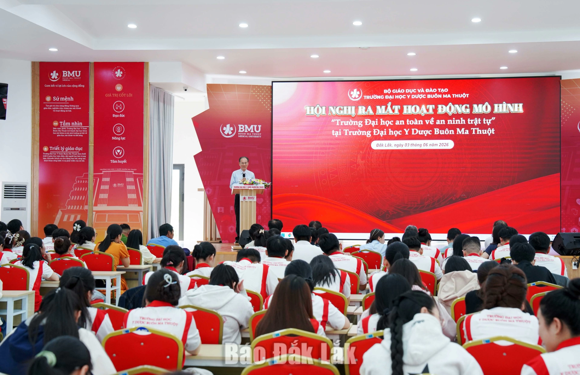 Ra mắt mô hình “Trường đại học an toàn về an ninh trật tự” 2 Các cán bộ, giảng viên, sinh viên dự hội nghị ra mắt mô hình “Trường Đại học an toàn về an ninh trật tự”.