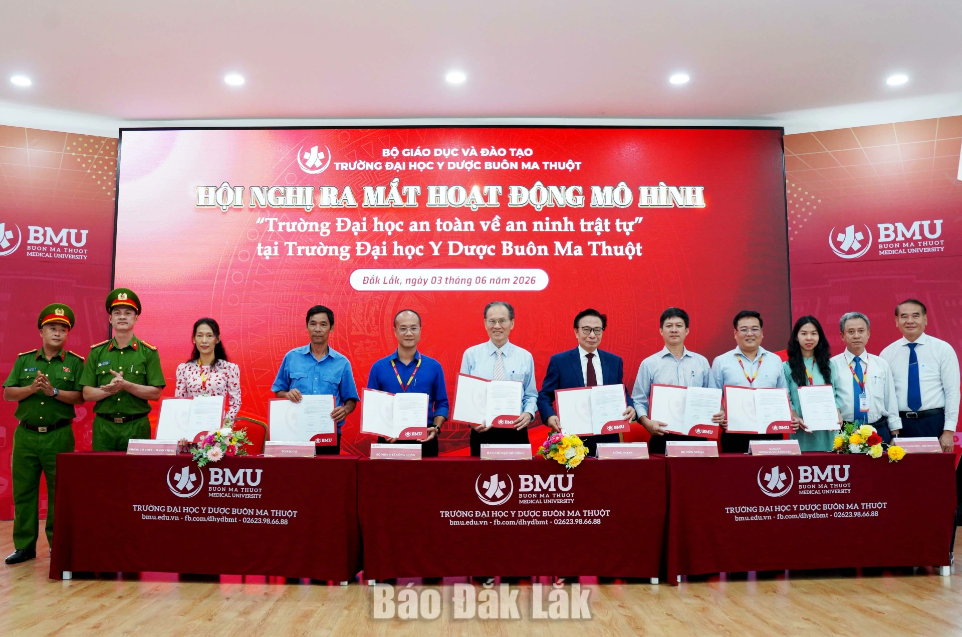 Ra mắt mô hình “Trường đại học an toàn về an ninh trật tự” 4 Đại diện các đơn vị trong Nhà trường thực hiện ký cam kết triển khai mô hình “Trường Đại học an toàn về an ninh trật tự”.