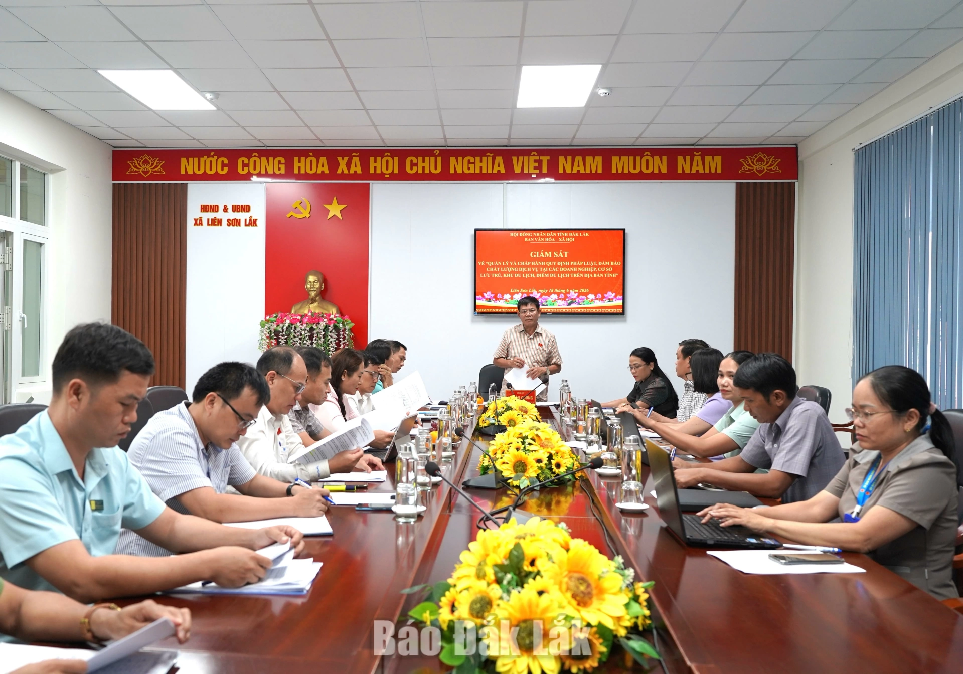 Trưởng Ban Văn hóa - Xã hội, HĐND tỉnh, Trưởng đoàn giám sát Lê Văn Cường phát biểu tại buổi làm việc.