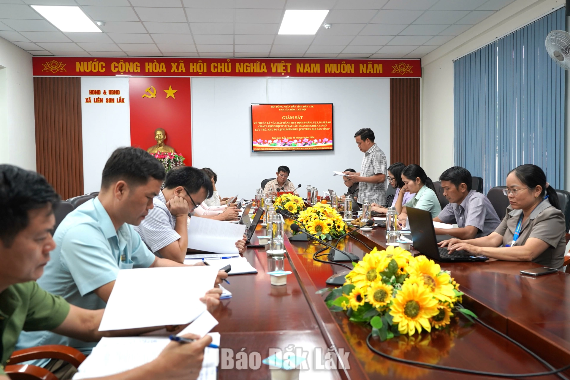Quang cảnh buổi làm việc.