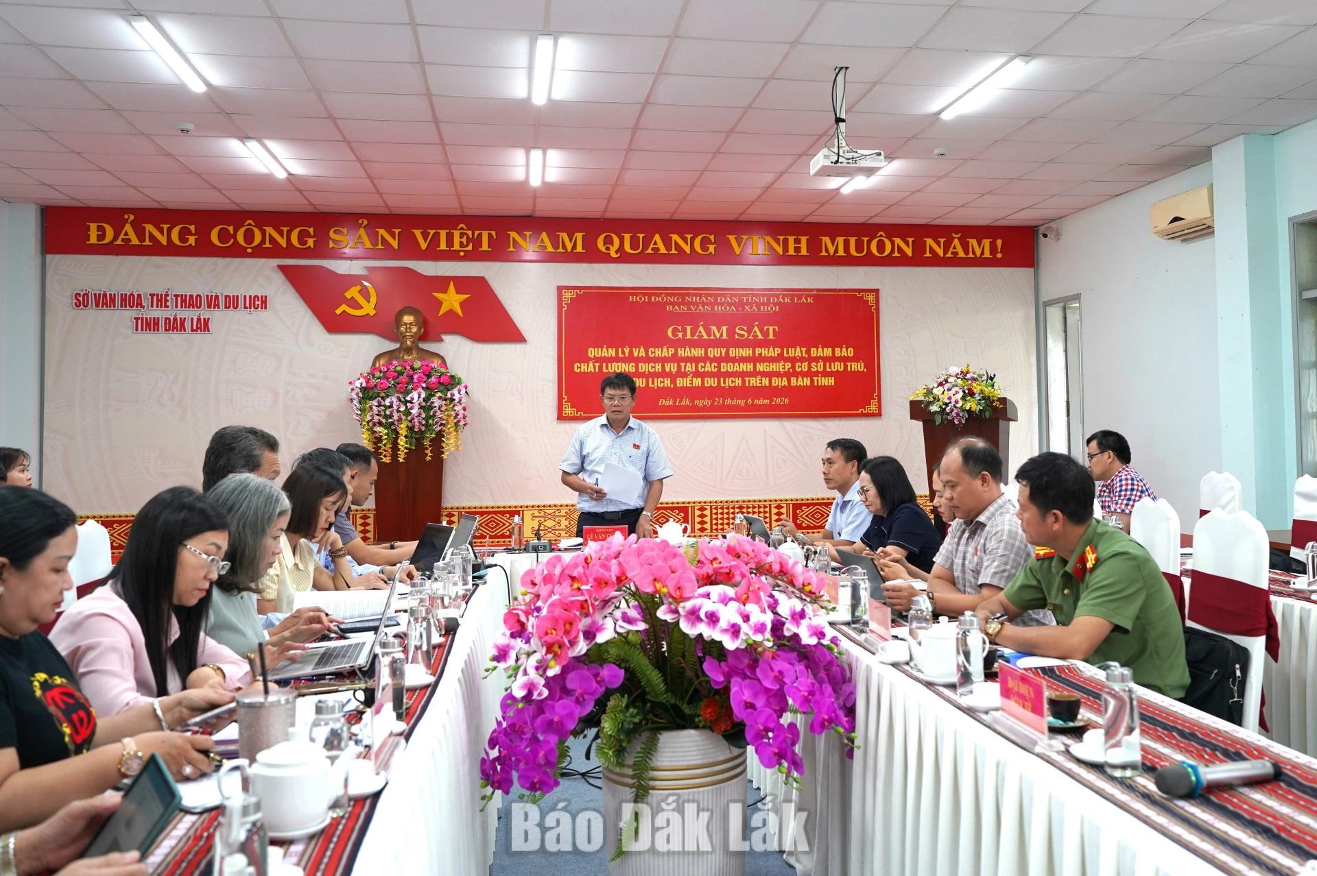 Trưởng Ban Văn hóa - Xã hội Lê Văn Cường chủ trì buổi giám sát.