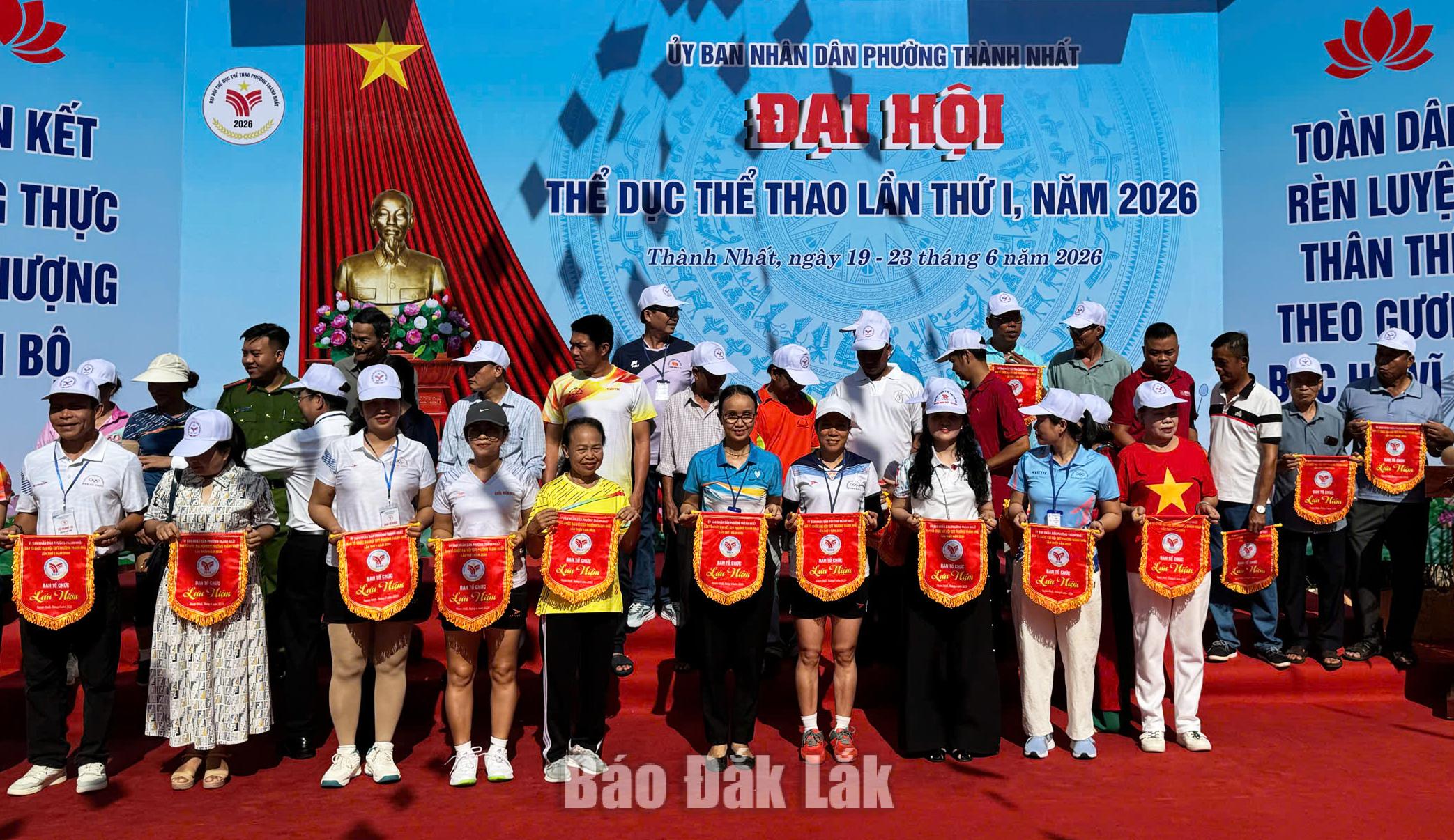 Khai mạc Đại hội Thể dục thể thao phường Thành Nhất 1 Ban tổ chức trao cờ lưu niệm cho các đơn vị tham gia đại hội.