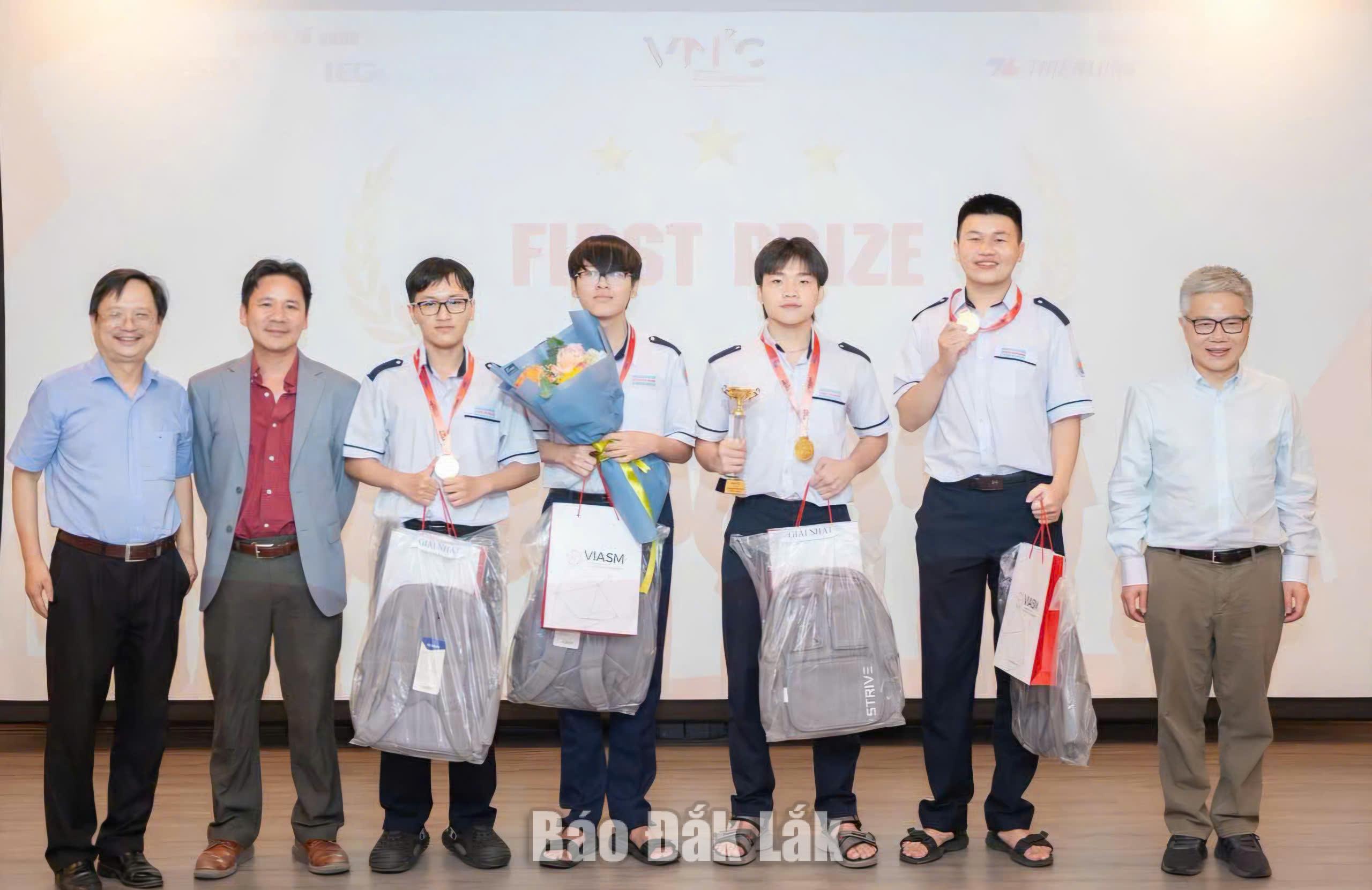 Đội thi Trường THPT chuyên Lương Văn Chánh nhận giải nhất cuộc thi Mô hình hóa Toán học Việt Nam 2026. Ảnh: CTV