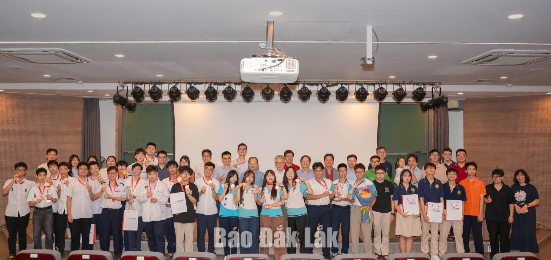 Các đội thi đạt giải chụp ảnh lưu niệm cùng ban tổ chức cuộc thi.