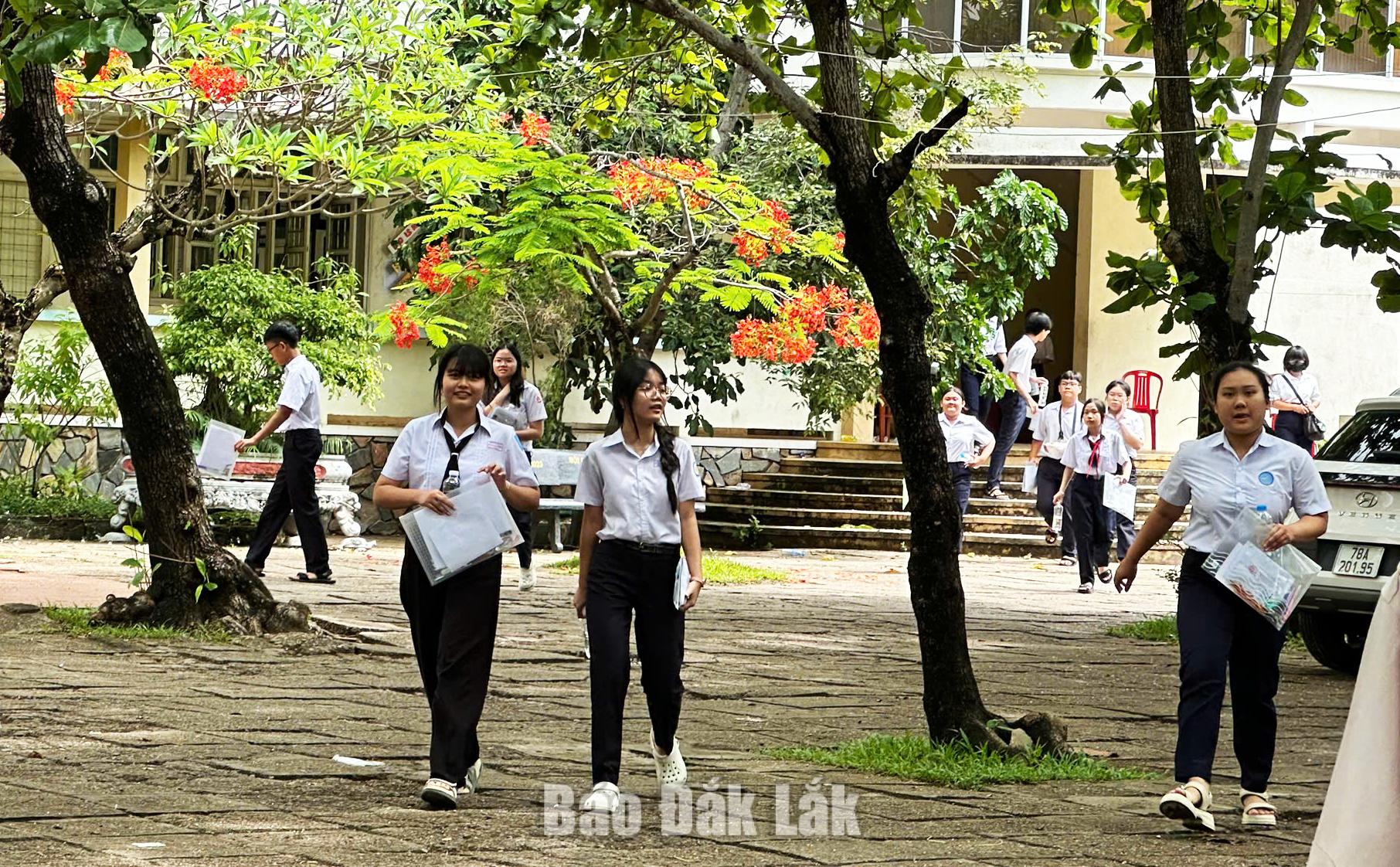 Đề thi môn Toán Kỳ thi tuyển sinh lớp 10 có độ phân hóa rõ rệt 3 Thí sinh dự thi tại điểm thi Trường THPT chuyên Lương Văn Chánh.