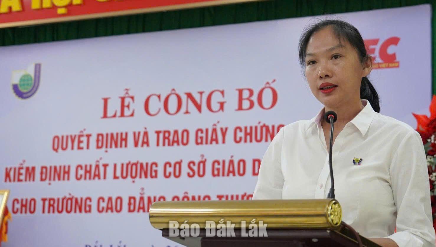 TS. Nguyễn Thị Kim Ngọc, Phó Bí thư Đảng ủy, Quyền Hiệu trưởng Trường Cao đẳng Công thương Miền Trung phát biểu tại buổi lễ.