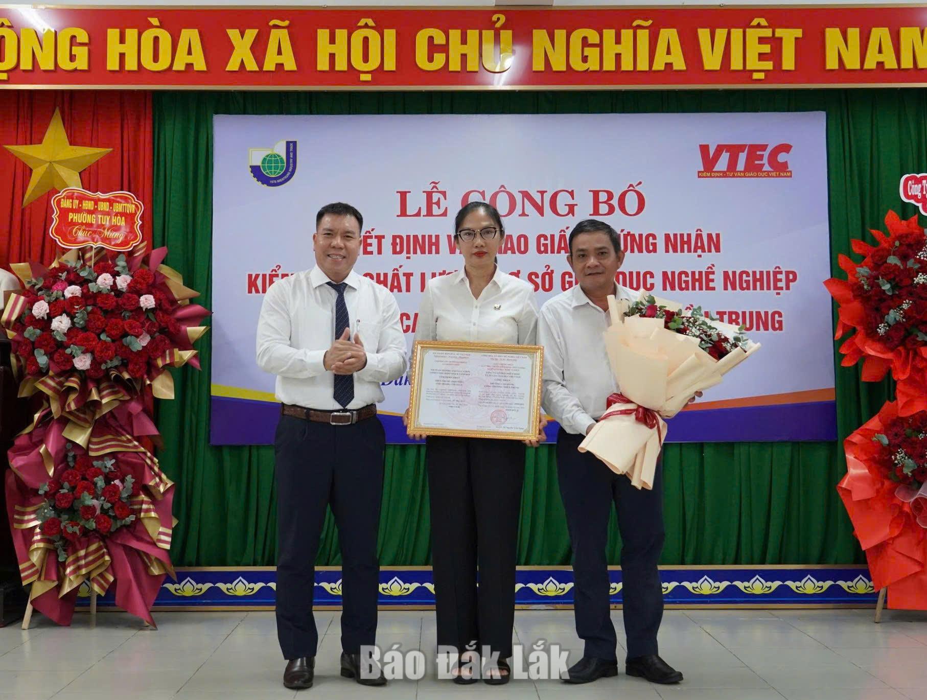 Lãnh đạo Trường Cao đẳng Công thương Miền Trung nhận giấy trao giấy chứng nhận đạt tiêu chuẩn kiểm định chất lượng cơ sở giáo dục nghề nghiệp năm 2026.