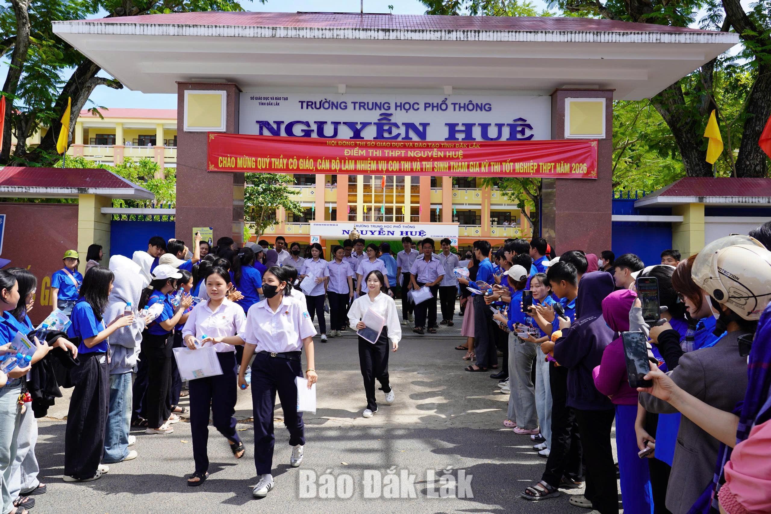 Hơn 35.000 thí sinh Đắk Lắk hoàn thành Kỳ thi tốt nghiệp THPT năm 2026 2 Thí sinh ra về sau khi kết thúc hai bài thi tự chọn sáng 12/6 tạiđiểm thi Trường THPT Nguyễn Huệ, phường Tuy Hòa