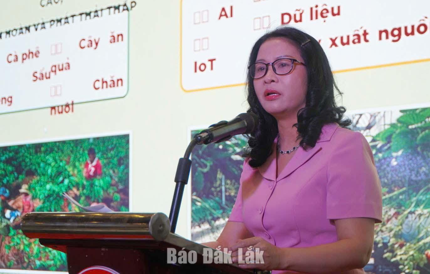 GS.TS Nguyễn Thị Lan, Đại biểu Quốc hội, Bí thư Đảng ủy, Giám đốc Học viện Nông nghiệp Việt Nam tham luận về phát triển nông nghiệp tuần hoàn, thông mình và thích ứng biến đổi khí hậu.