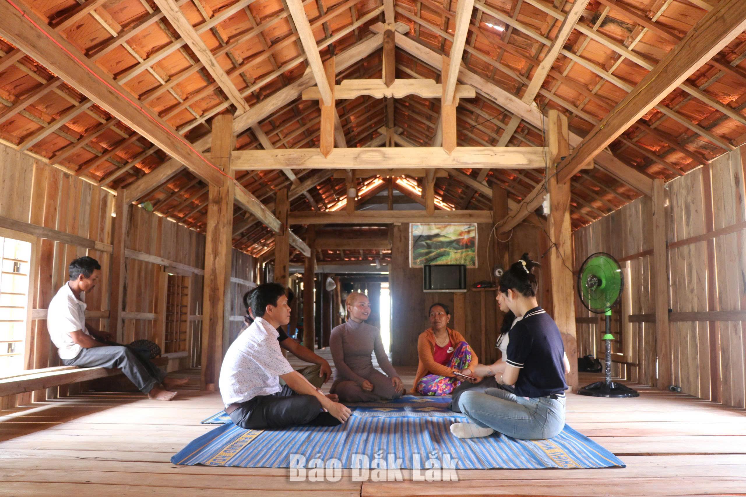 Người dân buôn Lê Diêm, xây dựng nhà theo kiến trúc truyền thống để vừa sinh hoạt vừa làm du lịch. Ảnh: T.Thảo