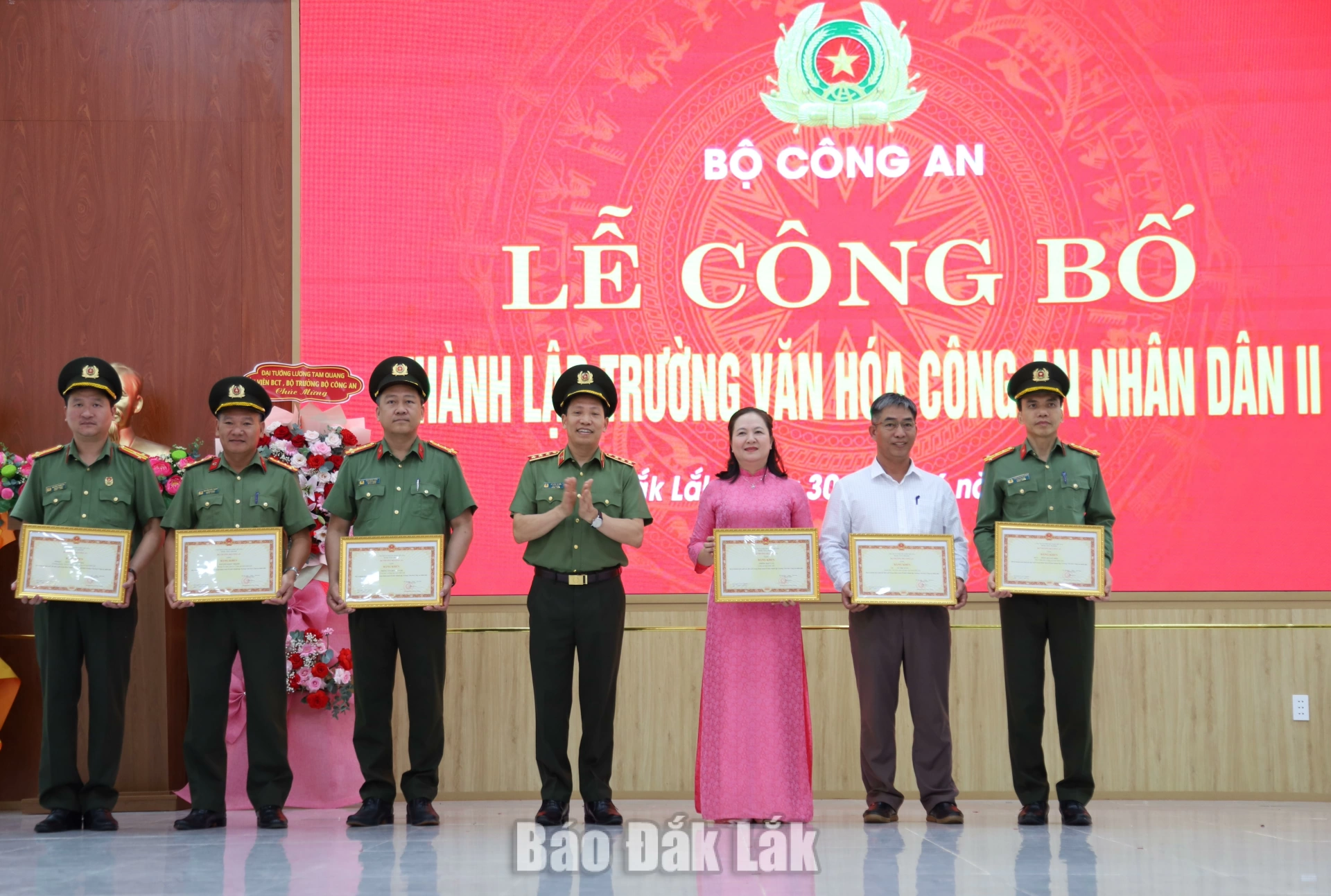 Các tập thể và cá nhân được tặng Bằng khen của Bộ Công an.