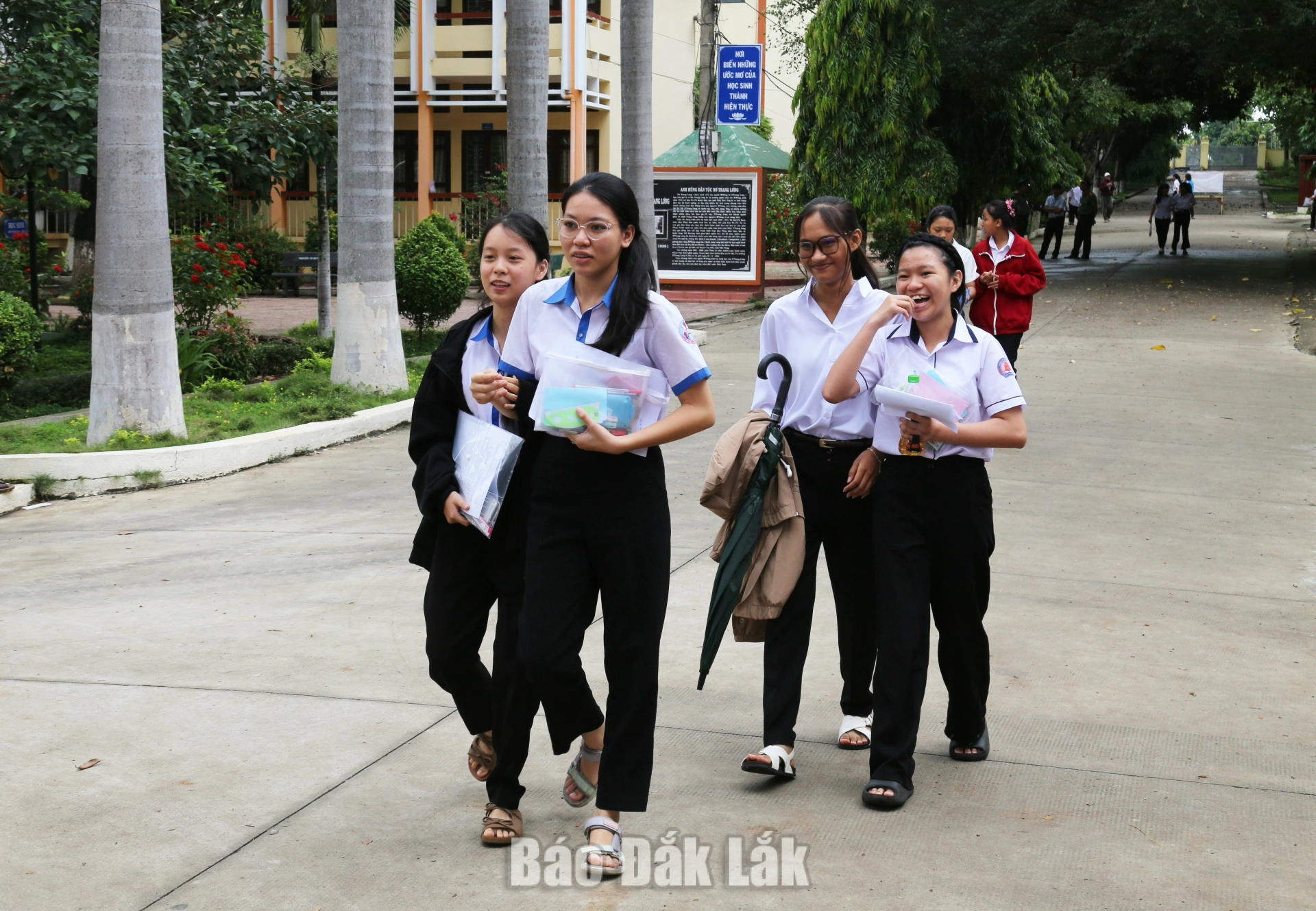 Thí sinh ra về sau khi hoàn thành  bài thi môn Ngữ văn sáng 1/6 tại điểm thi Trường PTDTNT THPT N Trang Lơng (phường Thành Nhất)