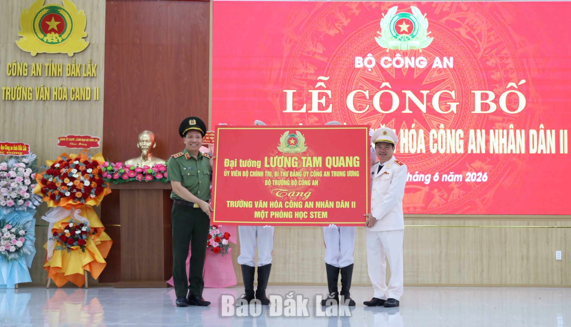 Trường Văn hóa CAND II vinh dự đón nhận lẵng hoa chúc mừng của Đại tướng Lương Tam Quang, Ủy viên Bộ Chính trị, Bí thư Đảng ủy Công an Trung ương, Bộ trưởng Bộ Công an gửi tặng.