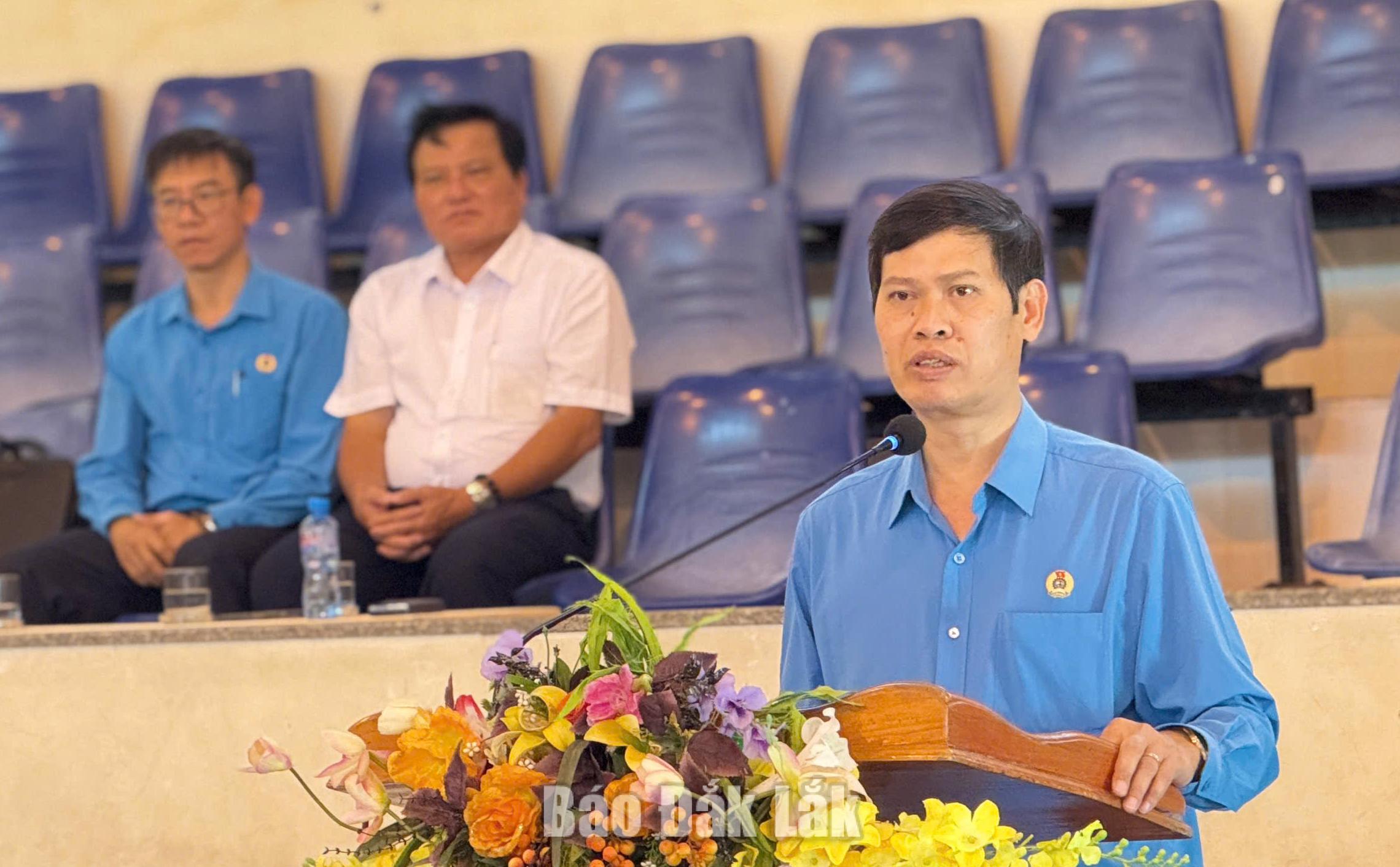 Ông Lê Văn Thành, Tỉnh ủy viên, Phó Chủ tịch Ủy ban MTTQ Việt Nam tỉnh, Chủ tịch Liên đoàn Lao động tỉnh phát biểu tại chương trình.