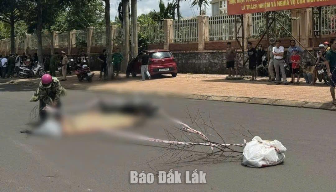 Xe tải va chạm với xe đạp điện: Cụ ông tử vong tại chỗ 1 Hiện trường vụ tai nạn.