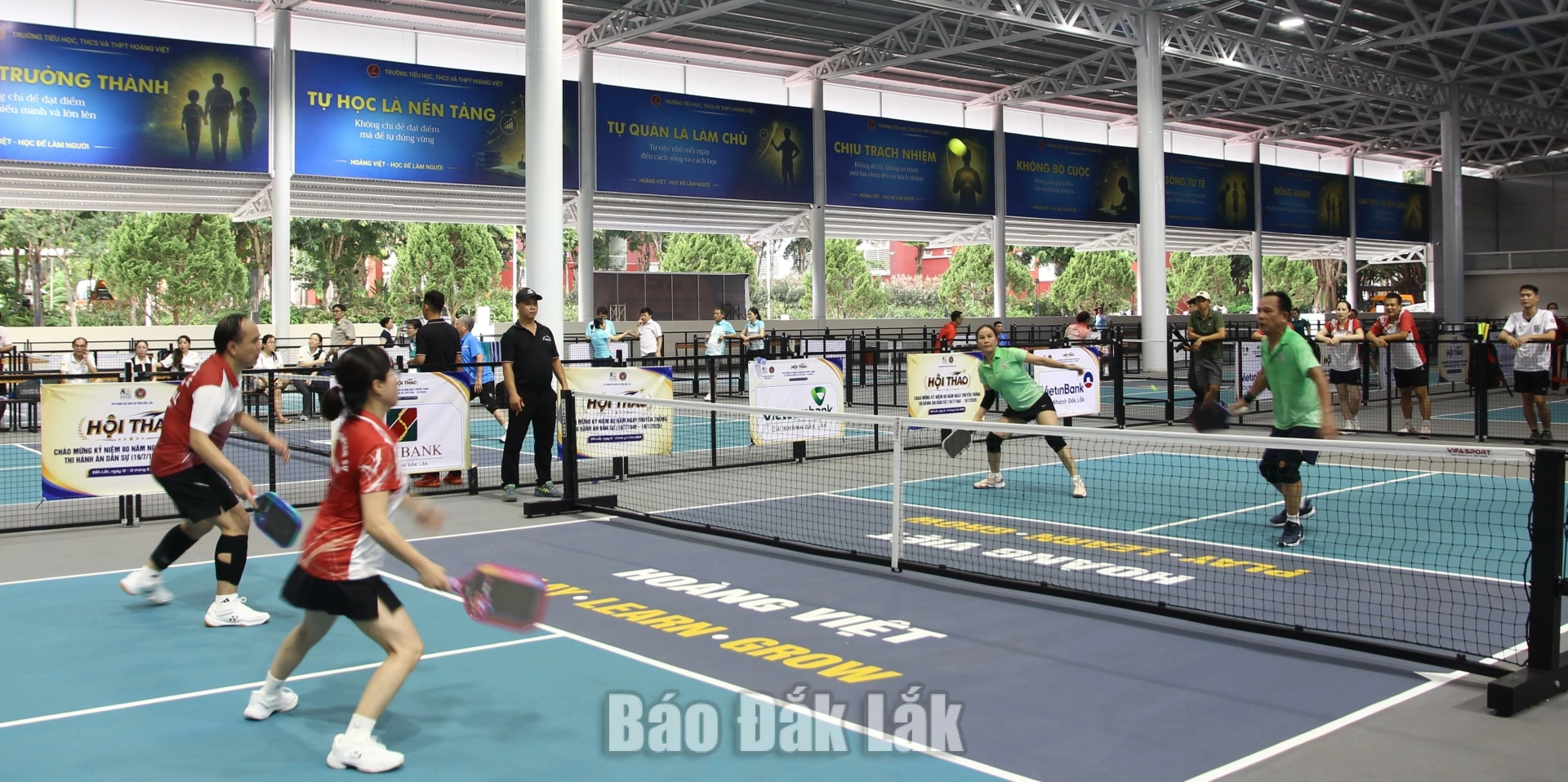 Hội thao kỷ niệm 80 năm Ngày truyền thống ngành Thi hành án dân sự 3 Các vận động viên thi đấu môn Pickleball.