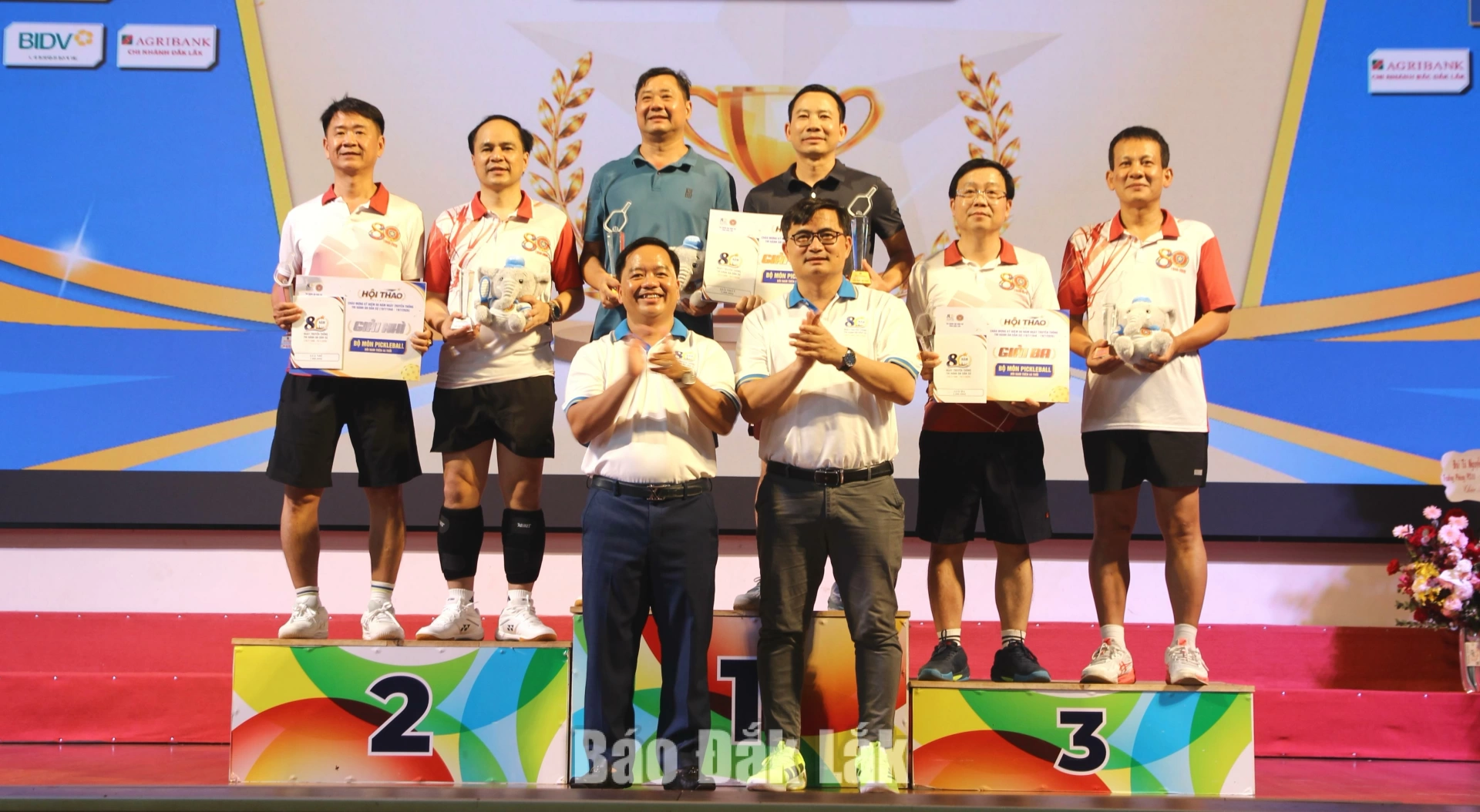 Hội thao kỷ niệm 80 năm Ngày truyền thống ngành Thi hành án dân sự 5 Các vận động viên nhận giải môn Pickleball.