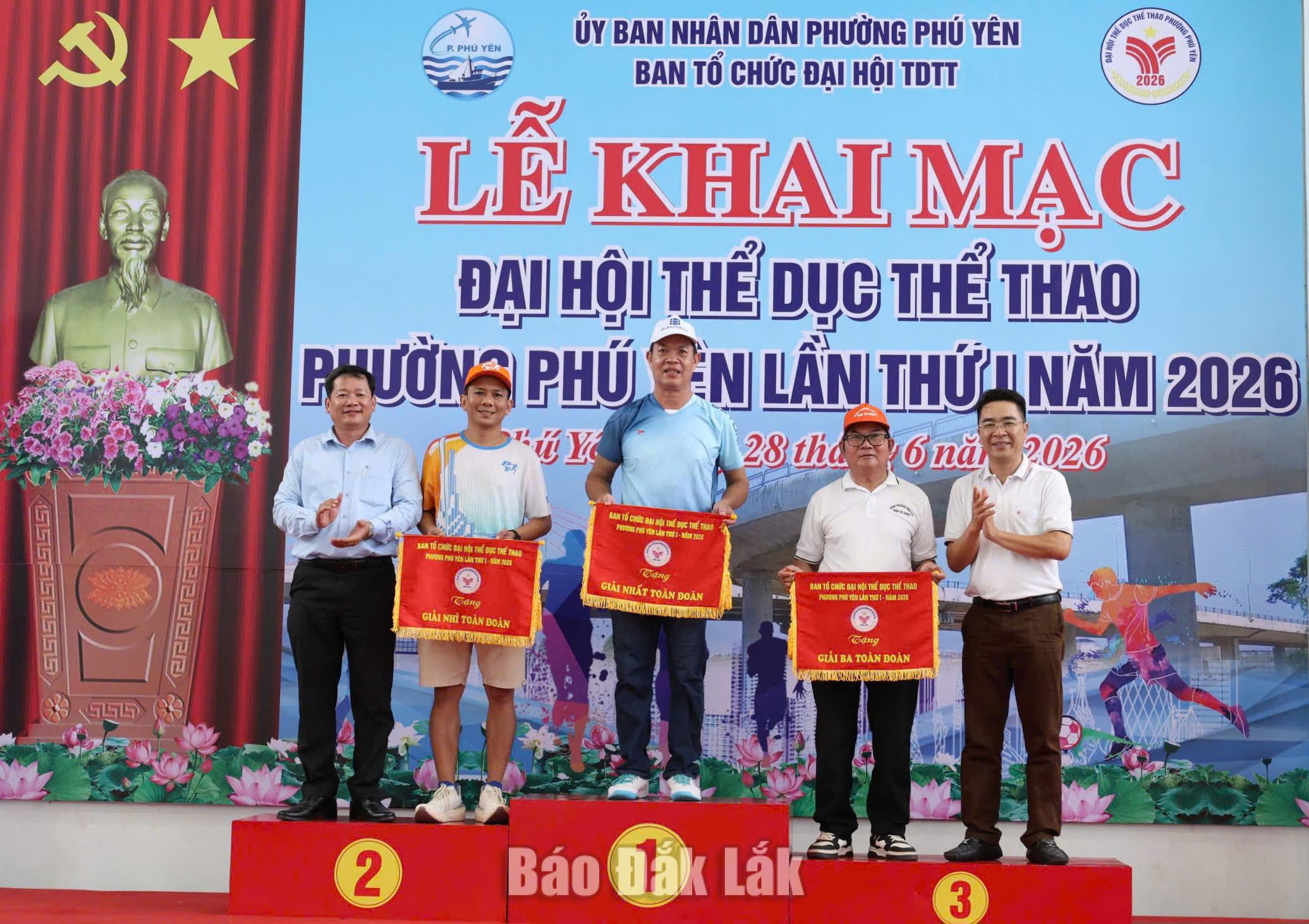 Ban tổ chức trao giải cho các đội đoạt giải Nhất, Nhì, Ba toàn đoàn.