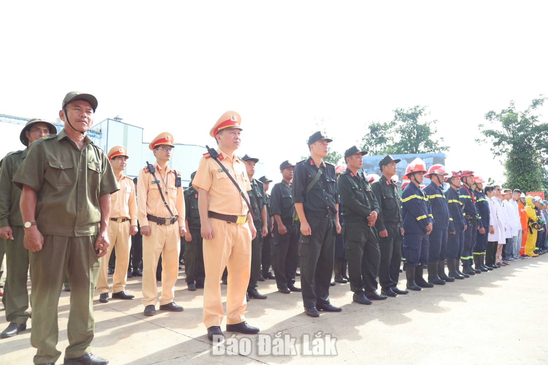 Đông đảo lực lượng tham gia buổi thực tập.