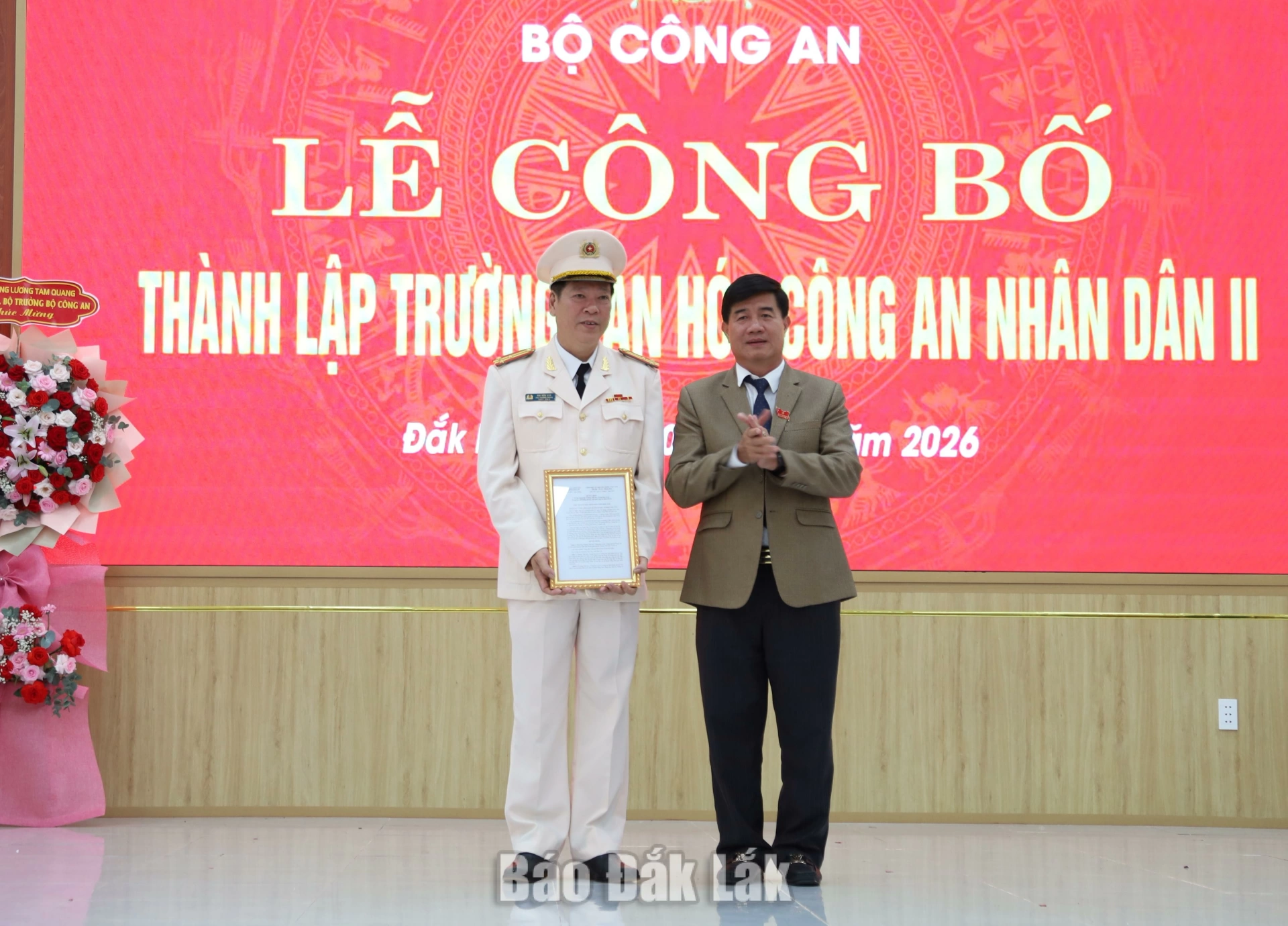 Nguyễn Thiên Văn, Phó Chủ tịch UBND tỉnh Đắk Lắk trao Quyết định thành lập Trường Văn hóa CAND II.