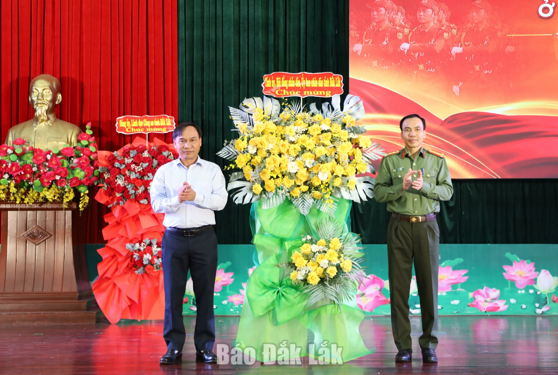 Tỉnh ủy, HĐND, UBND, Ủy ban MTTQ Việt Nam tỉnh tặng hoa chúc mừng hội thi.