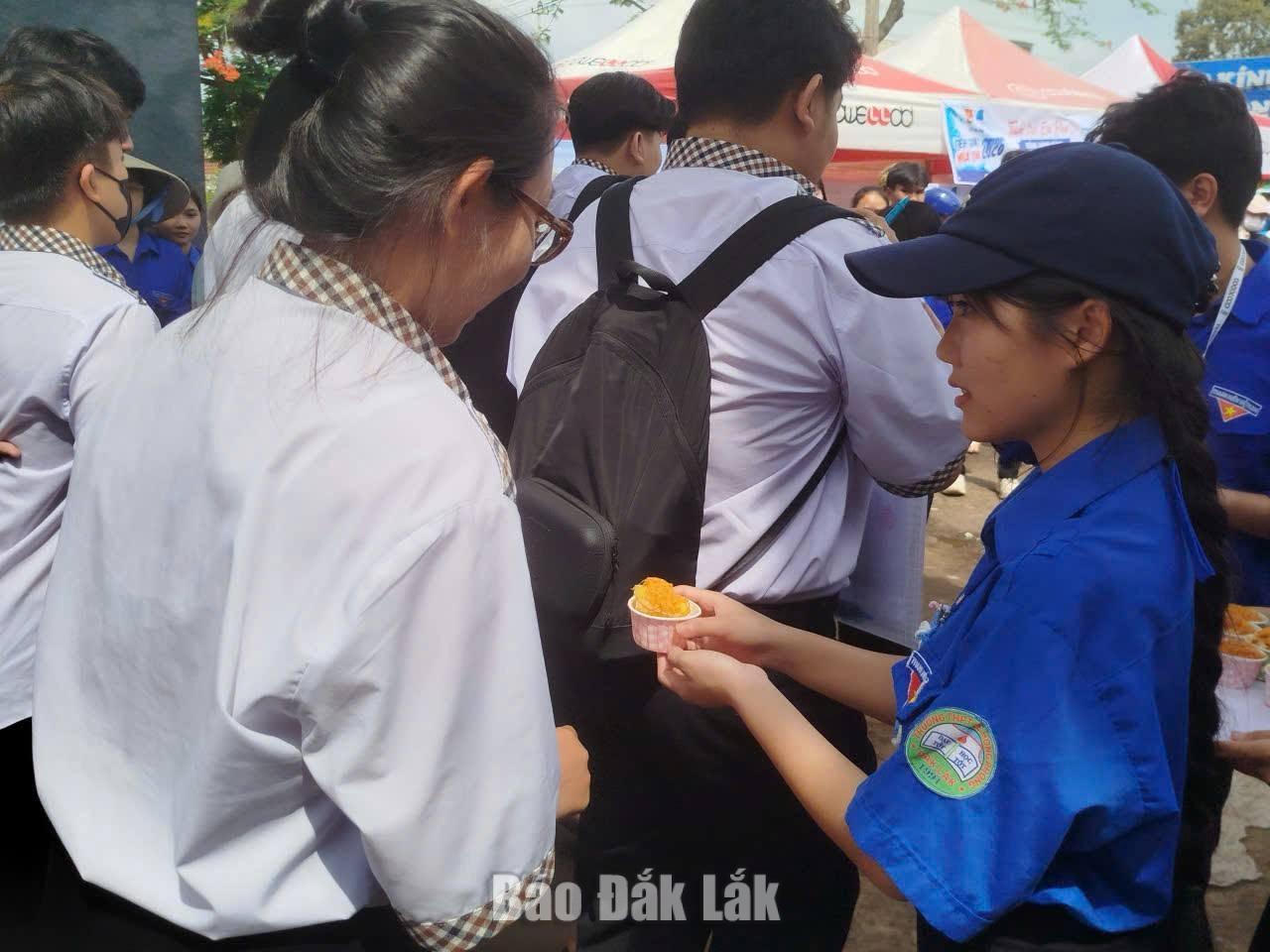 Lực lượng thanh niên tình nguyện hỗ trợ suất ăn nhẹ cho thí sinh sau giờ thi. (Hình minh họa)