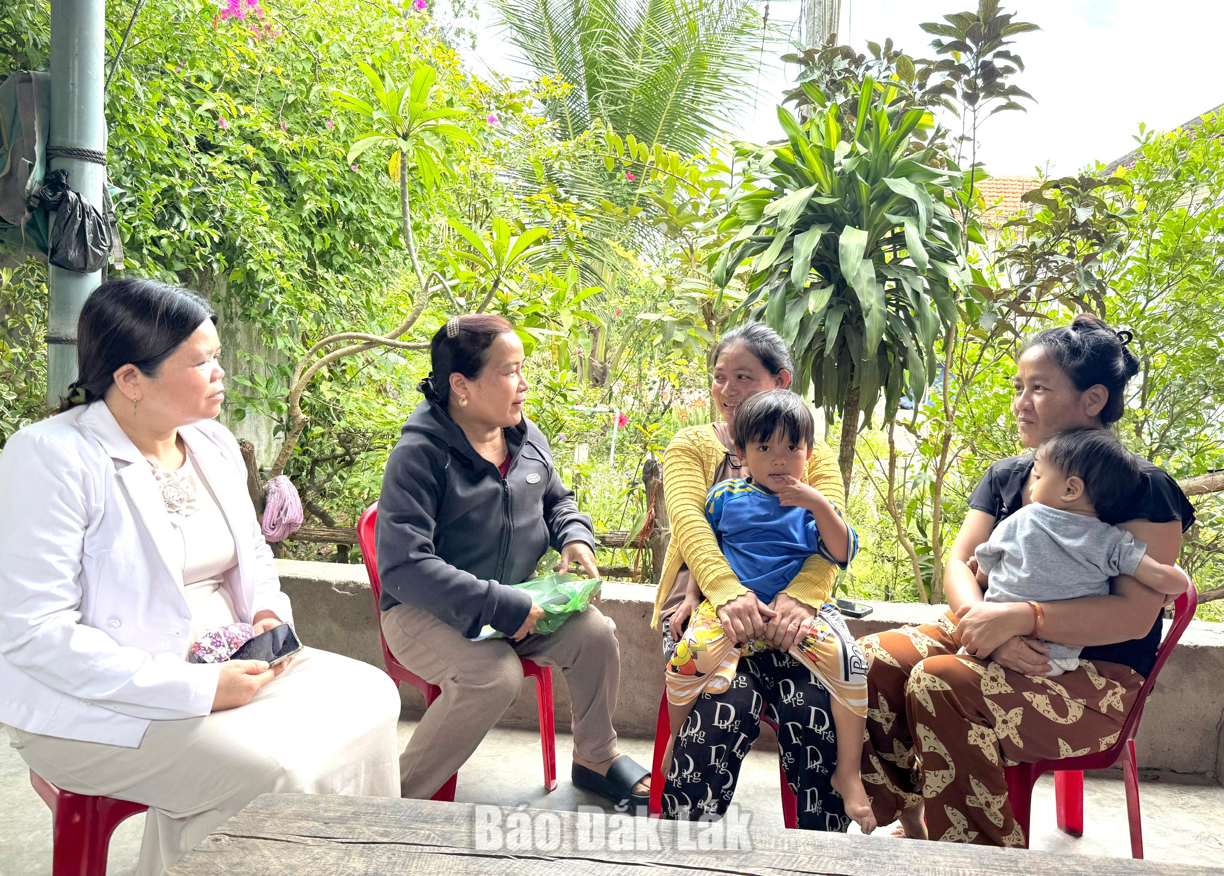 Nâng cao thể trạng, tầm vóc người dân tộc thiểu số: Đầu tư cho con người từ gốc 1 Cán bộ Trạm Y tế xã Đức Bình đến tận nhà tư vấn, hỗ trợ người dân chăm sóc sức khỏe cho trẻ suy dinh dường. Ảnh: N.Thanh