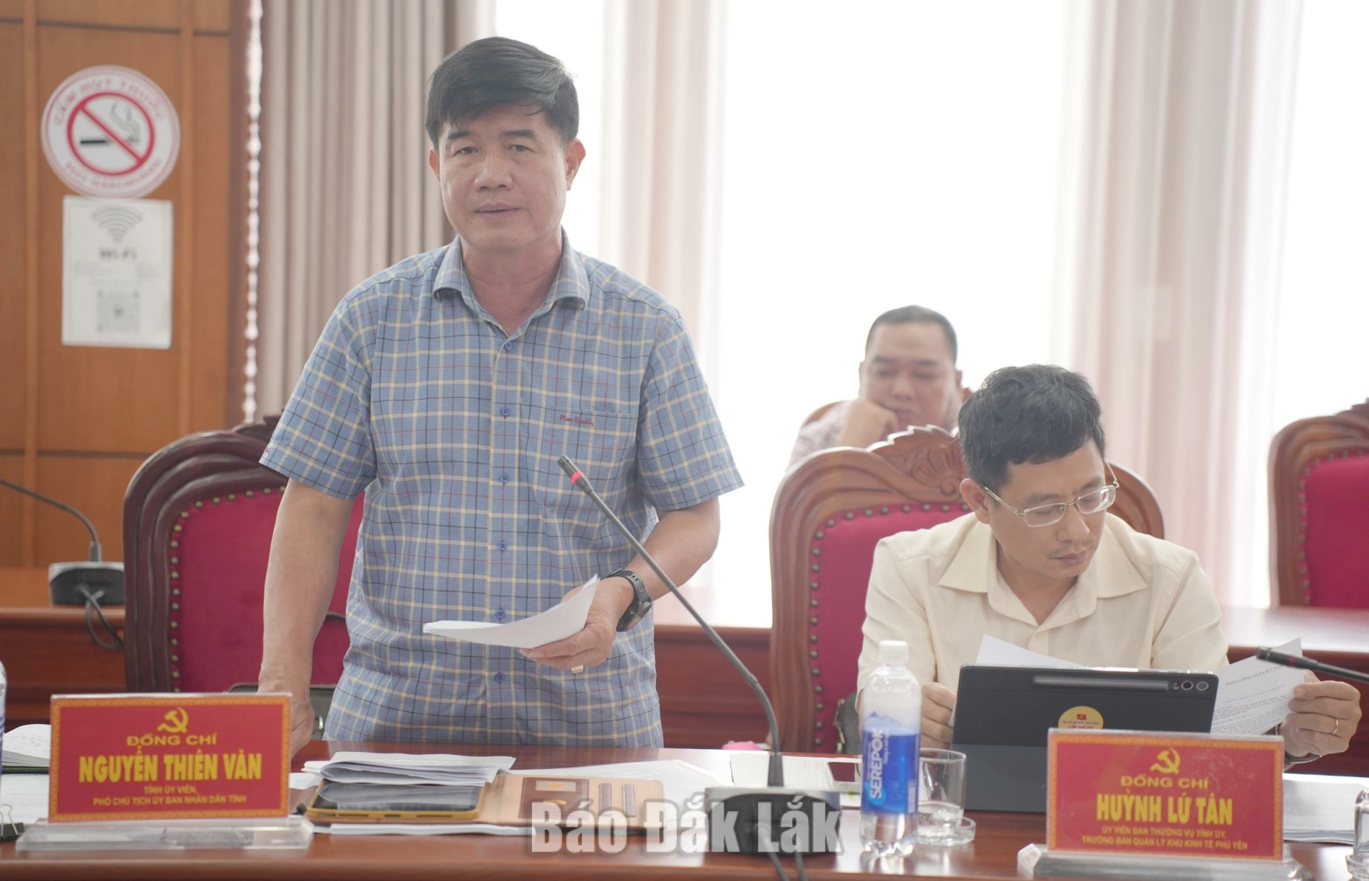 Phó Chủ tịch UBND tỉnh Nguyễn Thiên Văn phát biểu tại phiên họp.