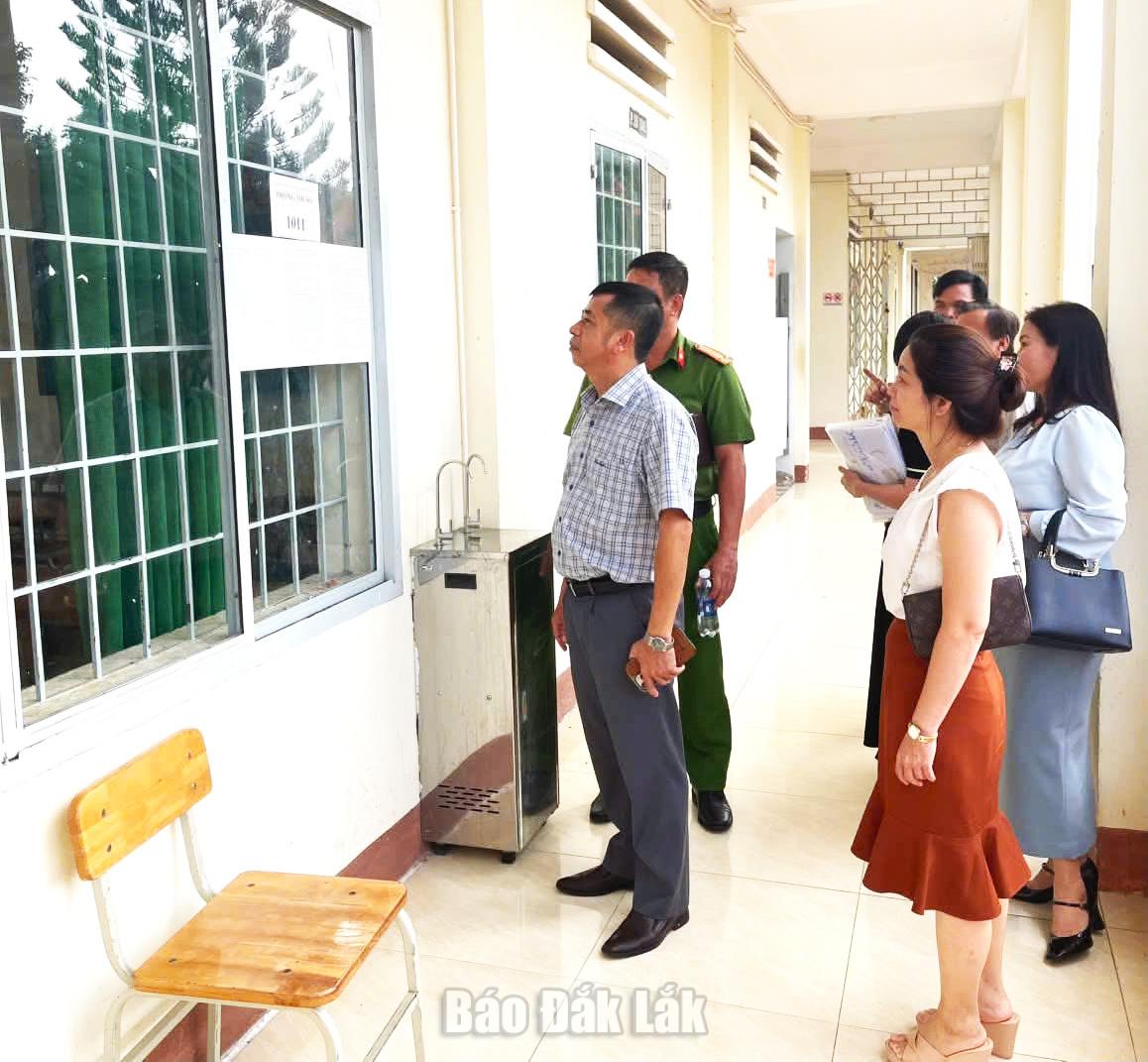 Ban chỉ đạo Kỳ thi tốt nghiệp THPT năm 2026 phường Thành Nhất kiểm tra công tác chuẩn bị tổ chức kỳ thi tại điểm thi Trường THPT Lê Duẩn.