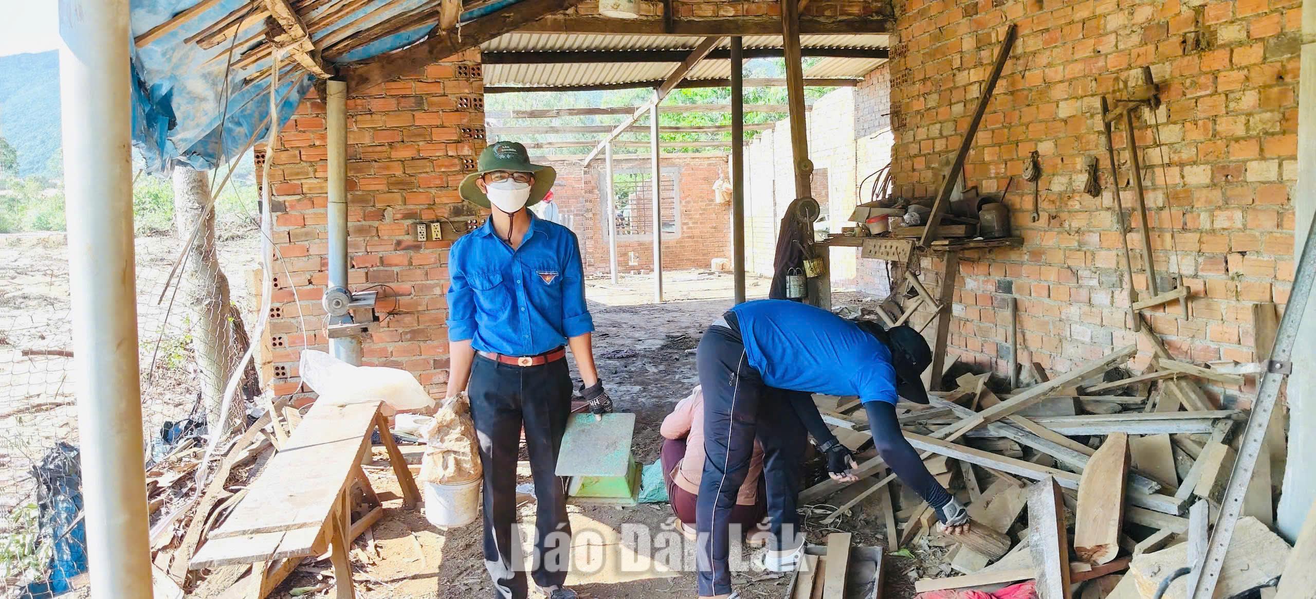 Xã Hoà Xuân: Hỗ trợ người dân di dời phục vụ dự án giao thông trọng điểm 2 Lực lượng đoàn viên tham gia di chuyển đồ đạc giúp người dân.