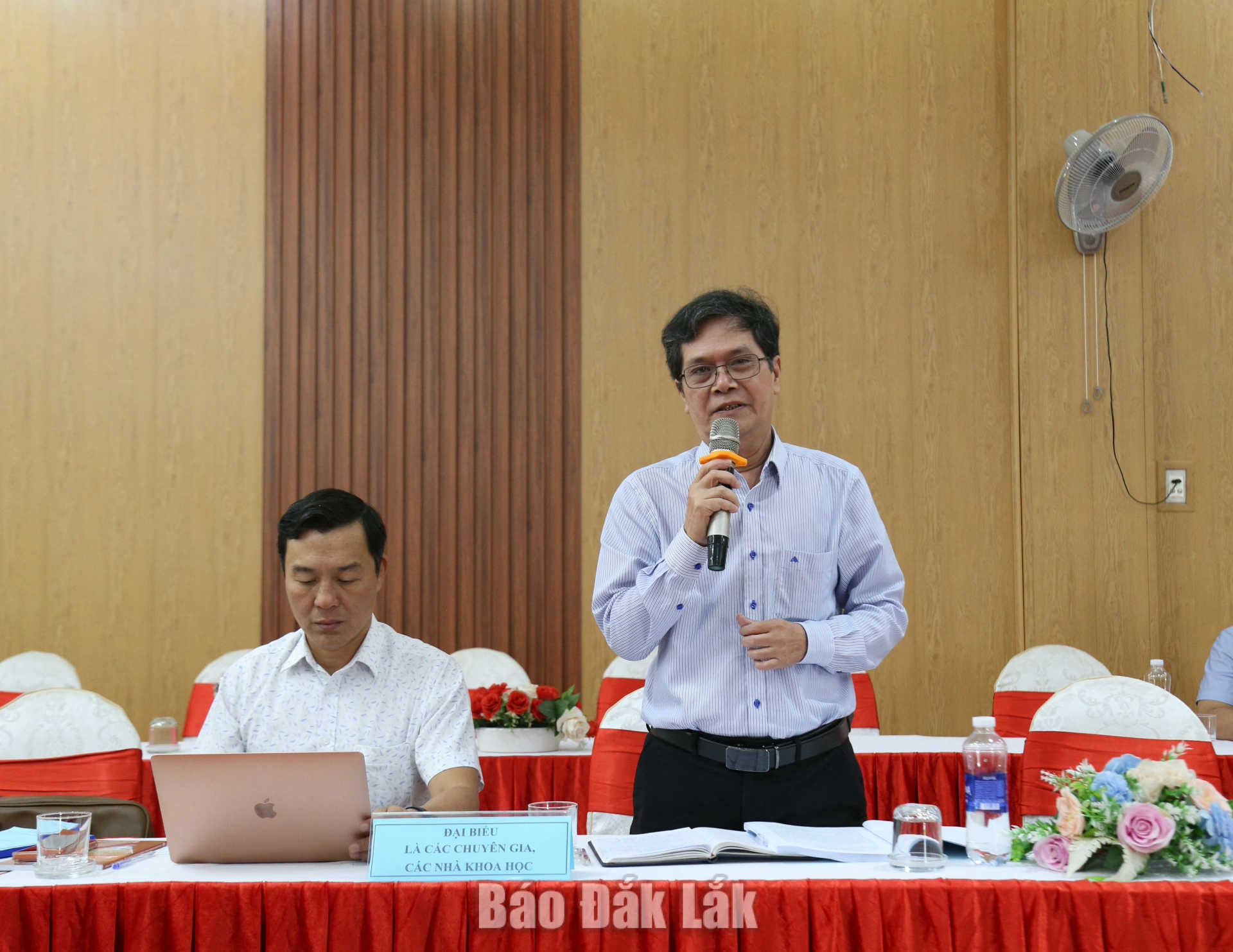 Nhạc sĩ Huỳnh Ngọc La Sơn trình bày ý kiến tại buổi tọa đàm.