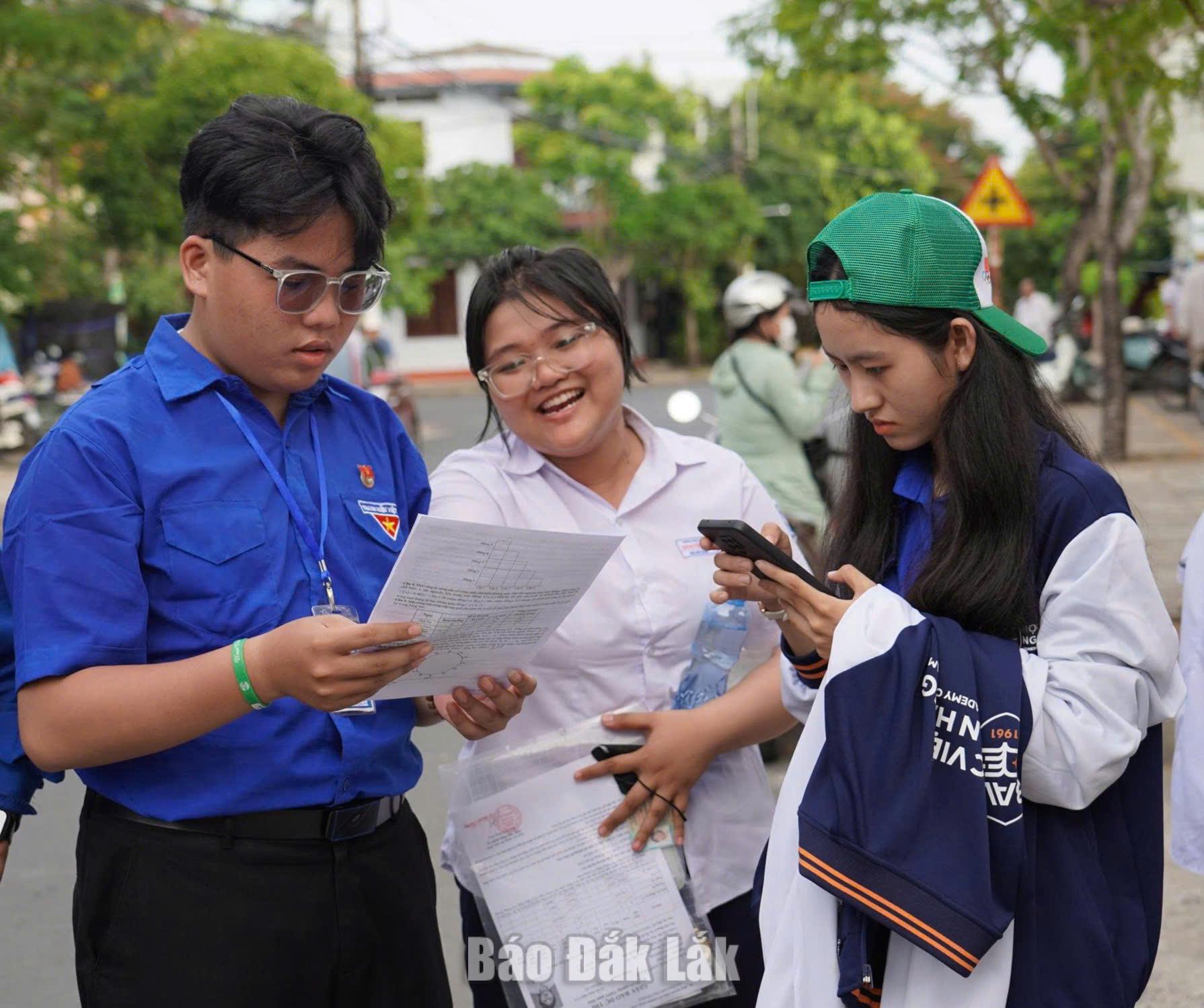 Thí sinh dự thi tại điểm thi Trường THCS Lương Thế Vinh (phường Tuy Hòa) kiểm tra lại kết quả làm bài sau khi rời phòng thi
