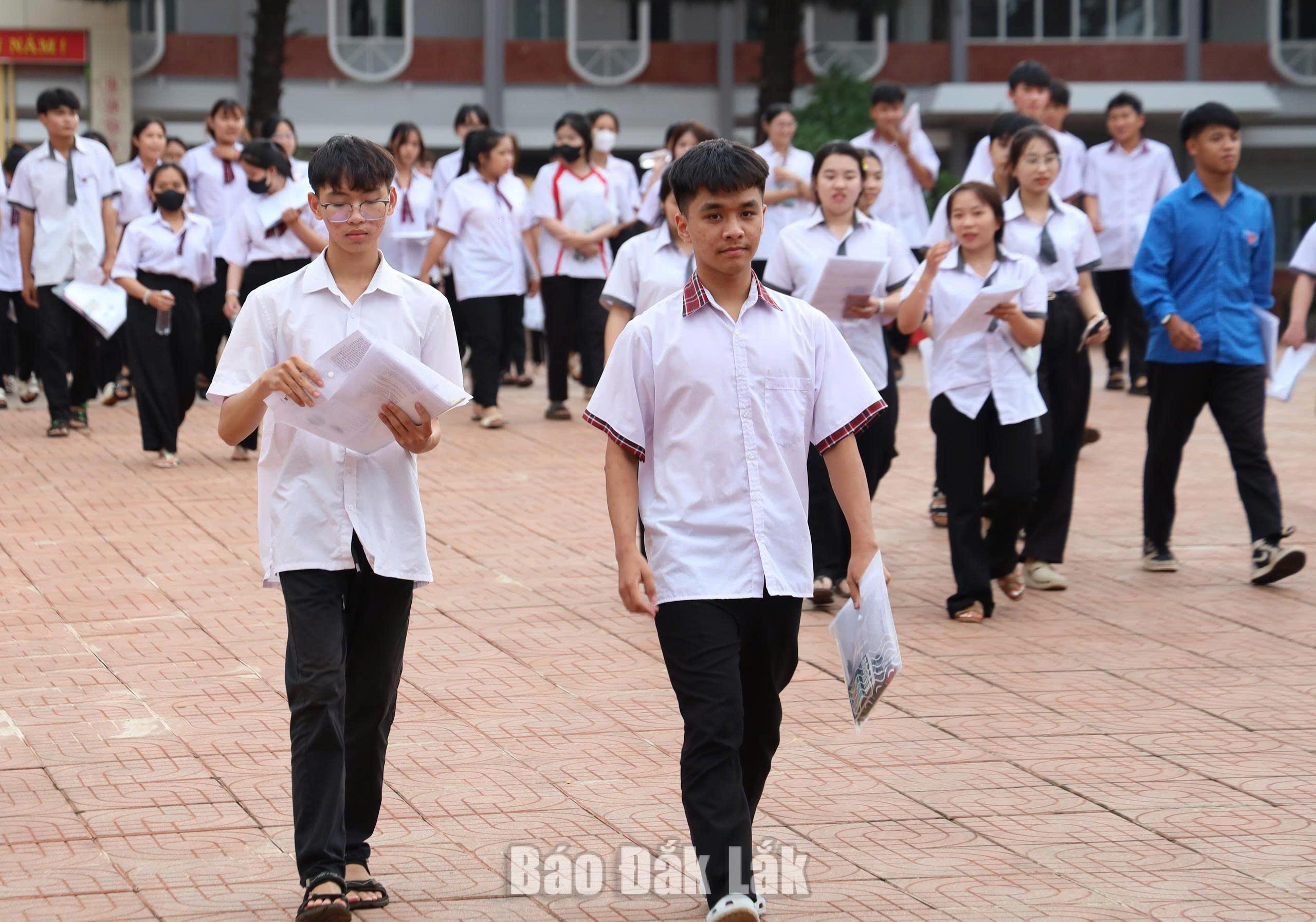 @Tuyết Hương Thí sinh tại điểm thi Trường THPT số 1 Phan Bội Châu (xã Krông Năng) rời phòng thi sau khi kết thúc môn thi Toán chiều 11/6.