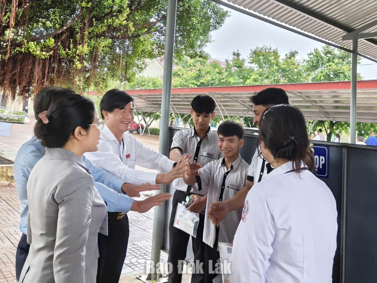
Phó Chủ tịch UBND tỉnh Đắk Lắk Nguyễn Thiên Văn và Giám đốc Sở GD-ĐT Lê Thị Thanh Xuân động viên thí sinh trước giờ thi tại điểm thi. 