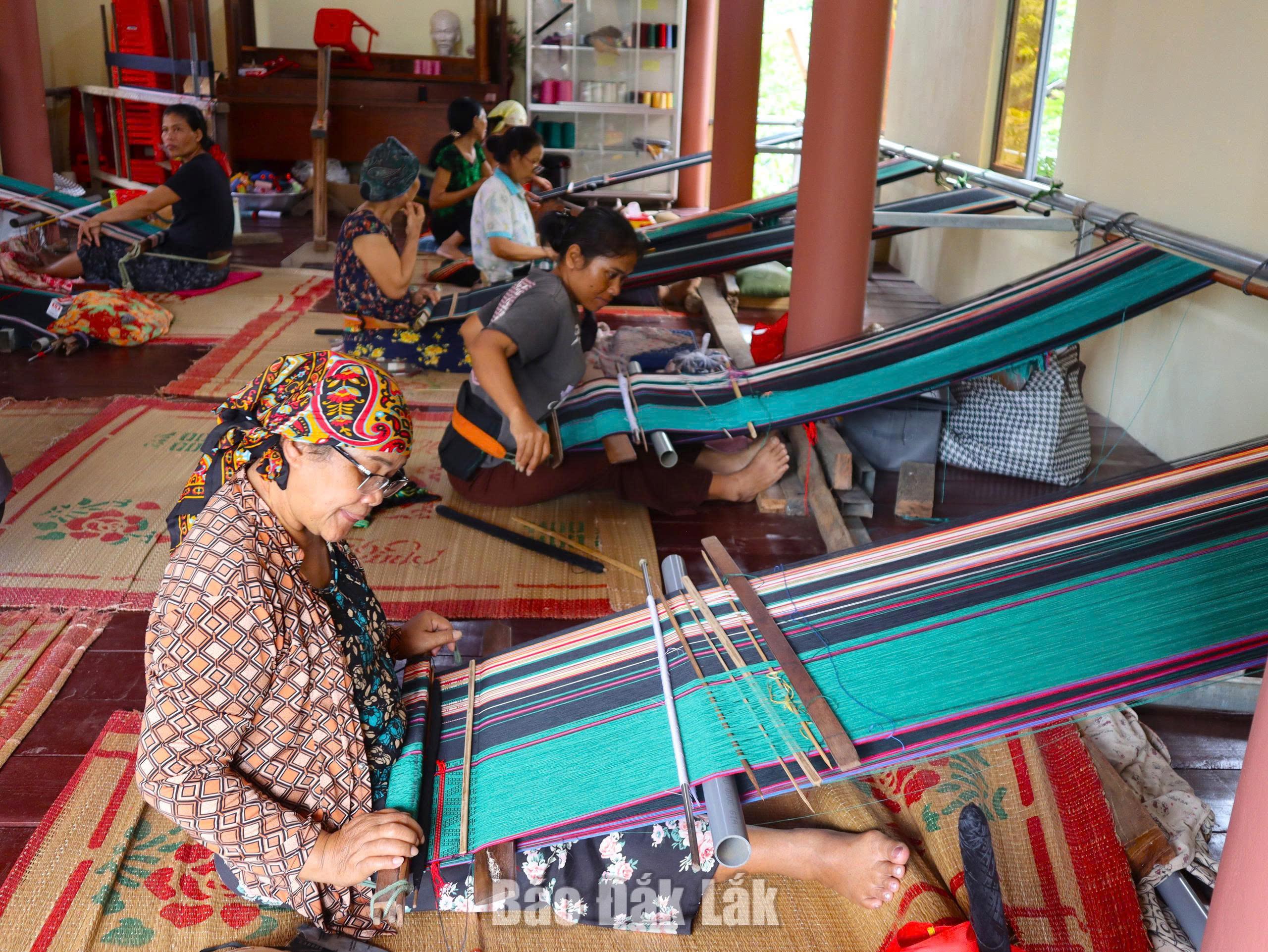 Trong những năm qua,Tổ dệt thổ cẩm buôn Lê, xã Liên Sơn Lắk đã tạo việc làm ổn định cho nhiều lao động địa phương. Ảnh: H. Tuyết
