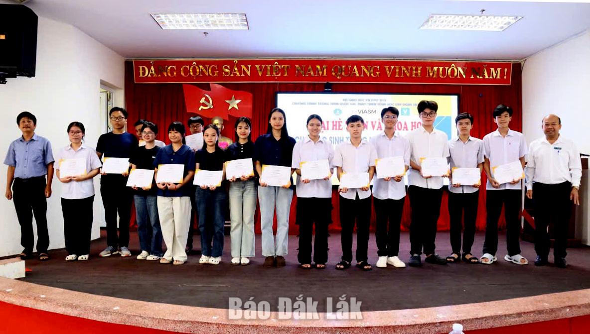  Tiễn sĩ Nguyễn Văn Bồng, Trưởng Khoa KHTN&CN và TS. Phạm Hữu Khánh, Phó Trưởng Khoa KHTN&CNtrao giấy chứng nhận cho 33 học sinh tham gia Trại hè


