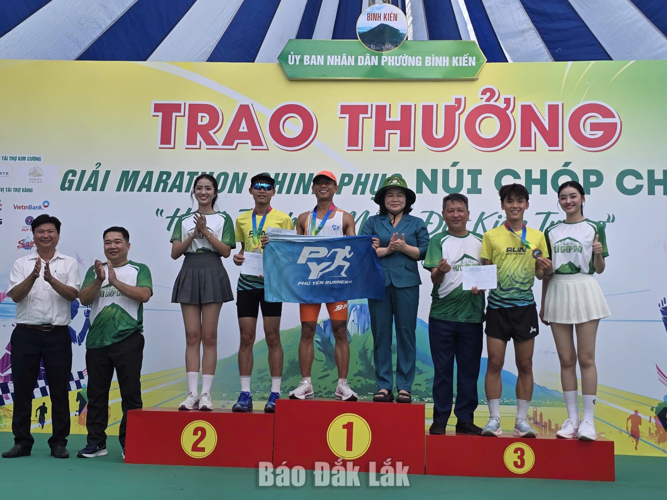 Ban Tổ chức trao giải cho các vận động viên có thành tích cao.