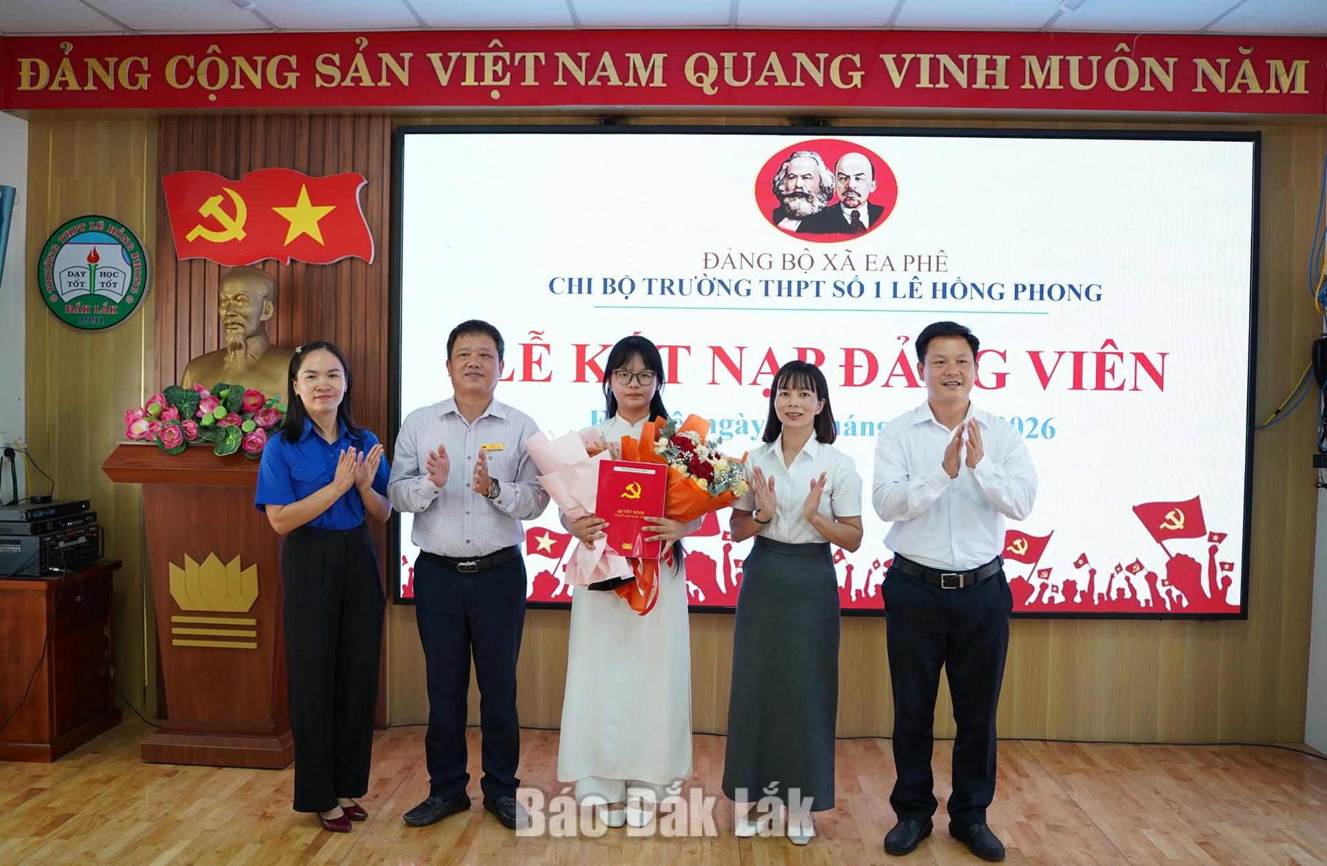 Trường THPT số 1 Lê Hồng Phong kết nạp 14 đảng viên 1 Phó Bí thư Thường trực Đảng ủy xã Ea Phê Võ Phú Hùng