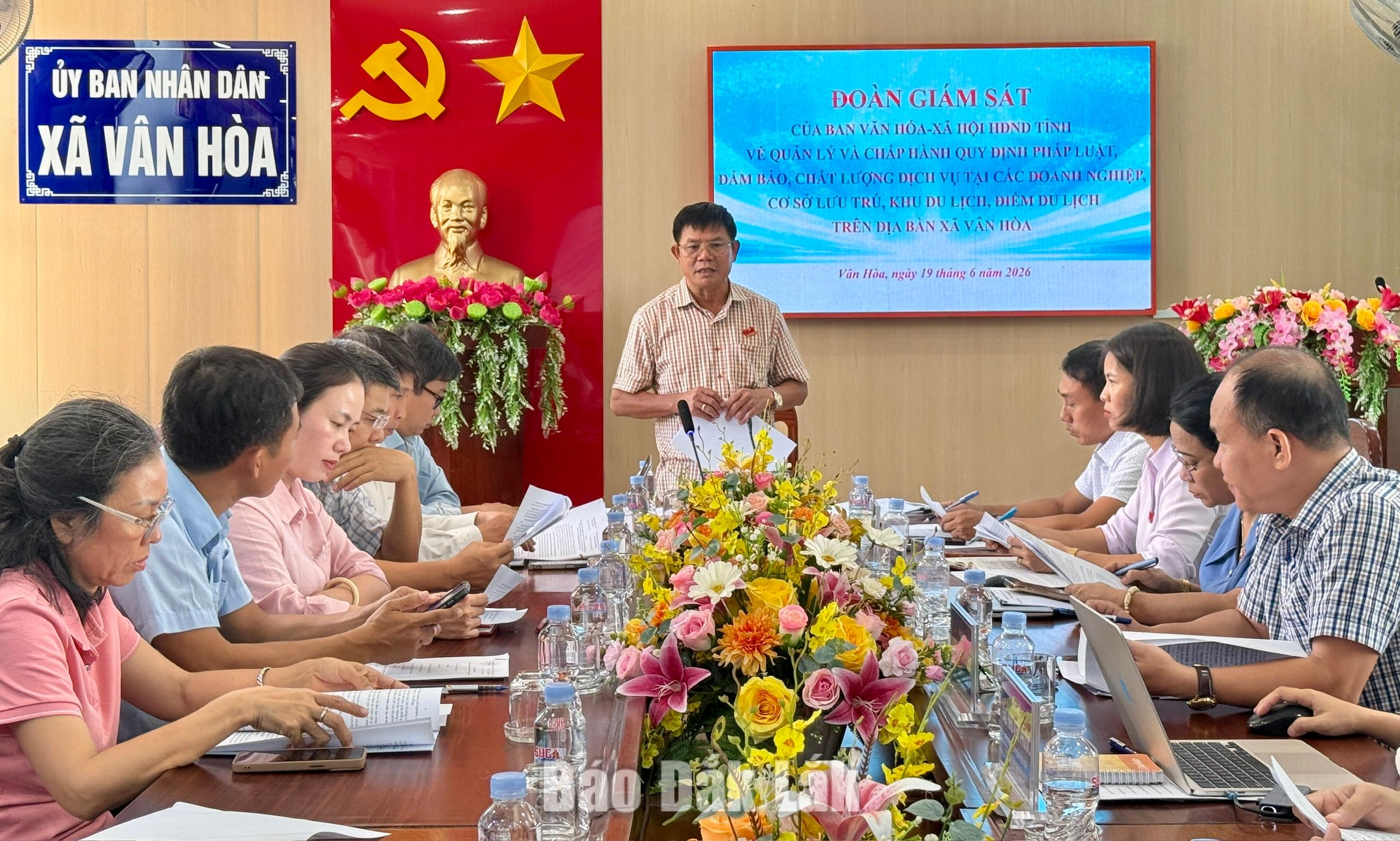 Ban Văn hóa - Xã hội HĐND tỉnh giám sát hoạt động du lịch tại xã Vân Hòa 6 Trưởng Ban Văn hóa - Xã hội, HĐND tỉnh, Trưởng đoàn giám sát Lê Văn Cường phát biểu kết luận tại buổi làm việc.