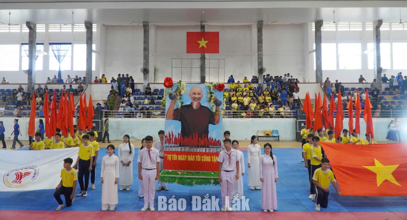 Ghi thức rước ảnh Bác Hồ, cờ tổ quốc, cờ đại hội thể dục thể thao.